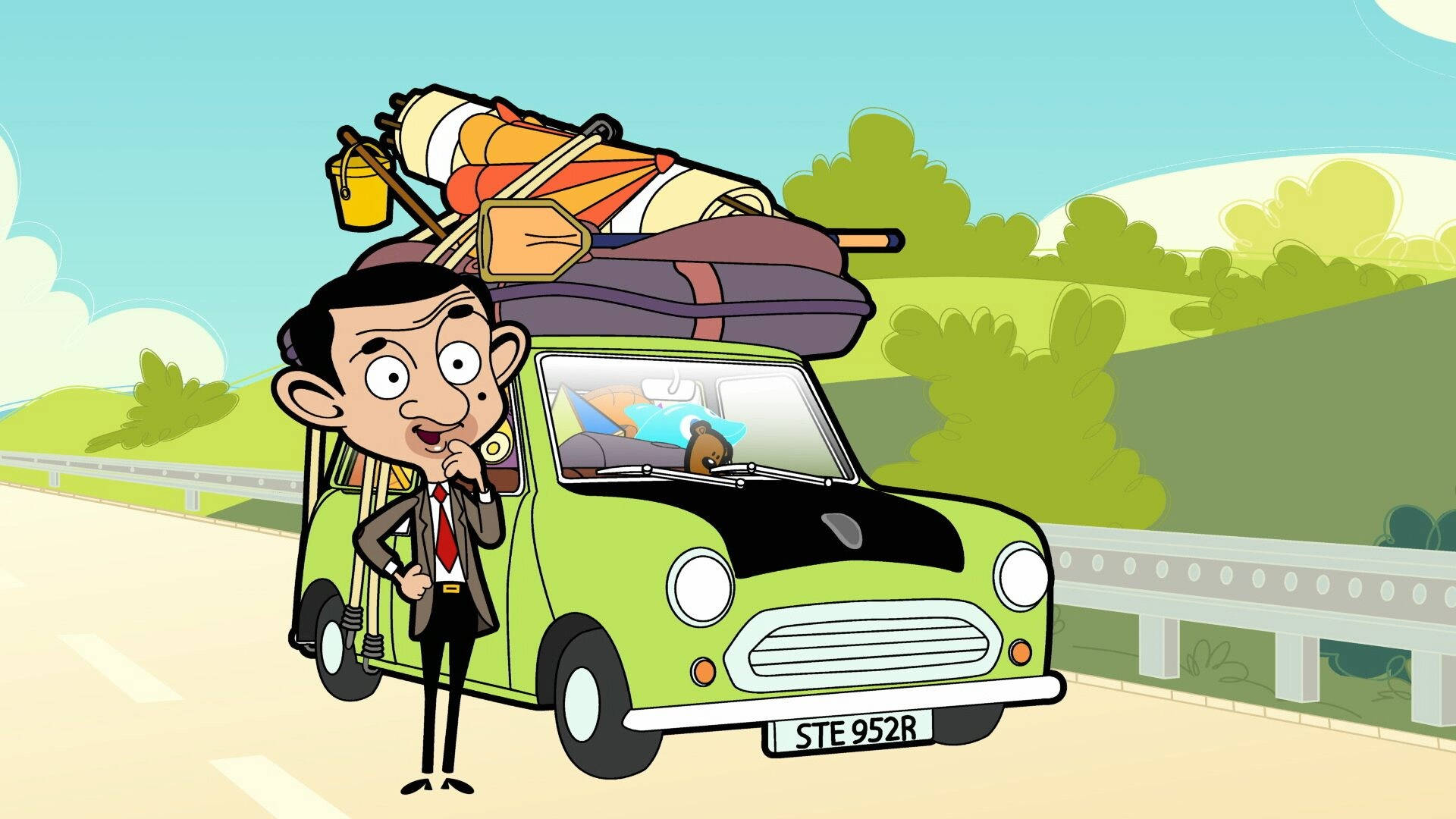 豆豆先生 桌布 壁紙 — Mr. Bean 站在他那輛裝滿露營裝備的綠色 Mini Cooper 旁邊，在陽光明媚的路邊。