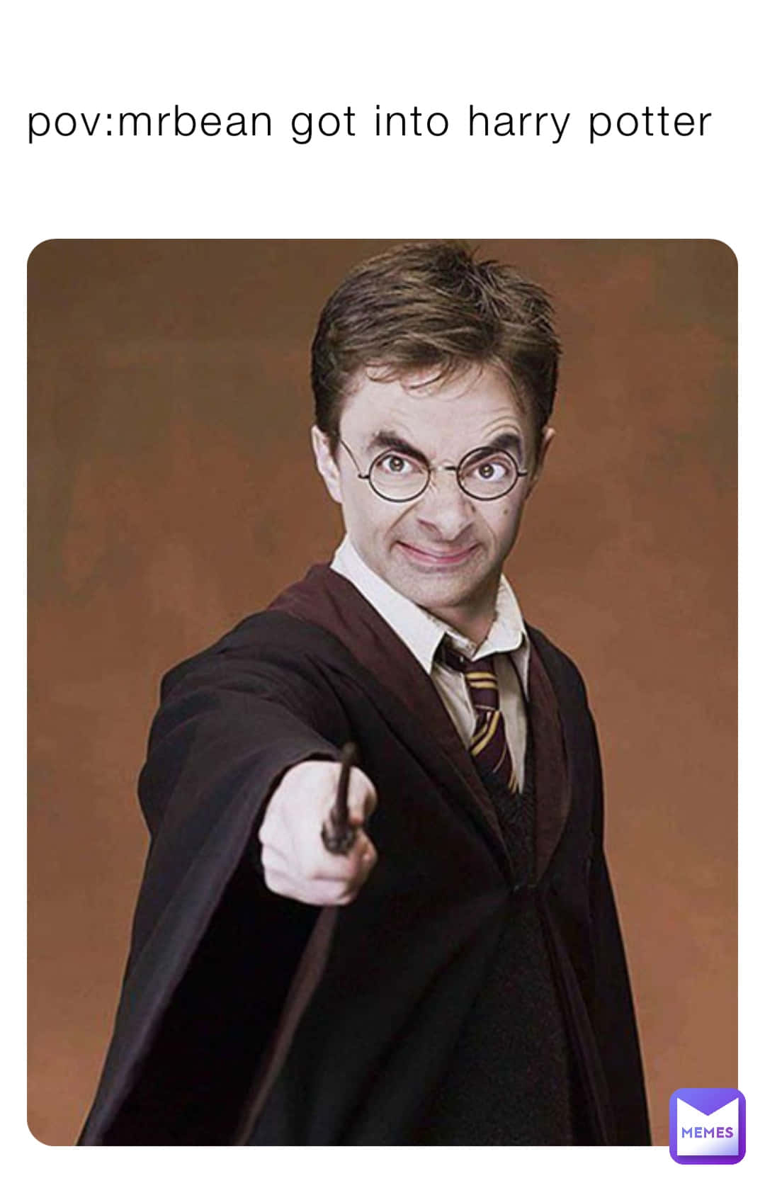 Funny Harry Potter 桌布 壁紙 — Mr. Bean 身穿哈利波特長袍，在棕色背景前露出頑皮的笑容，用魔杖指著前方。