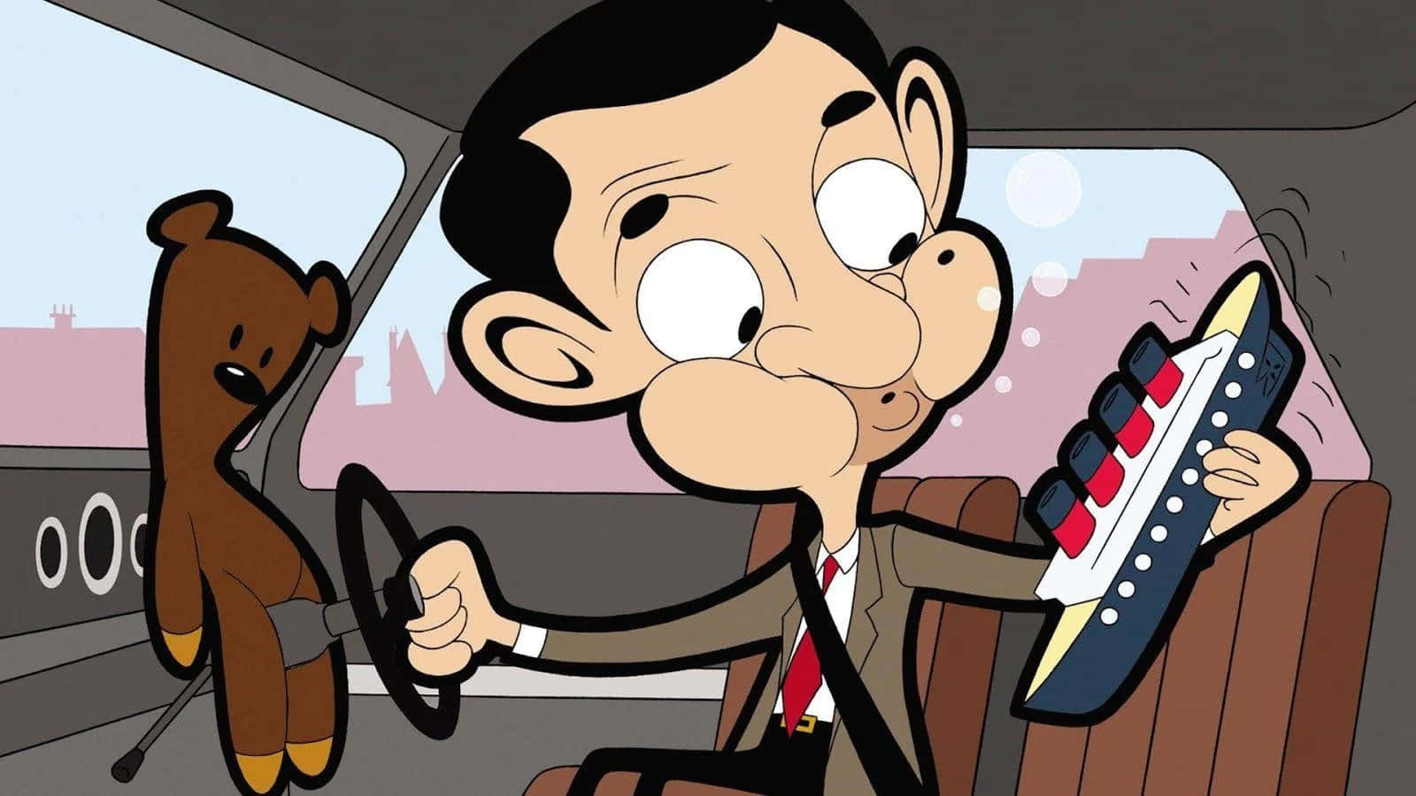 豆豆先生 桌布 壁紙 — Mr Bean 駕駛汽車，手持玩具船，而一隻泰迪熊坐在乘客座位上。