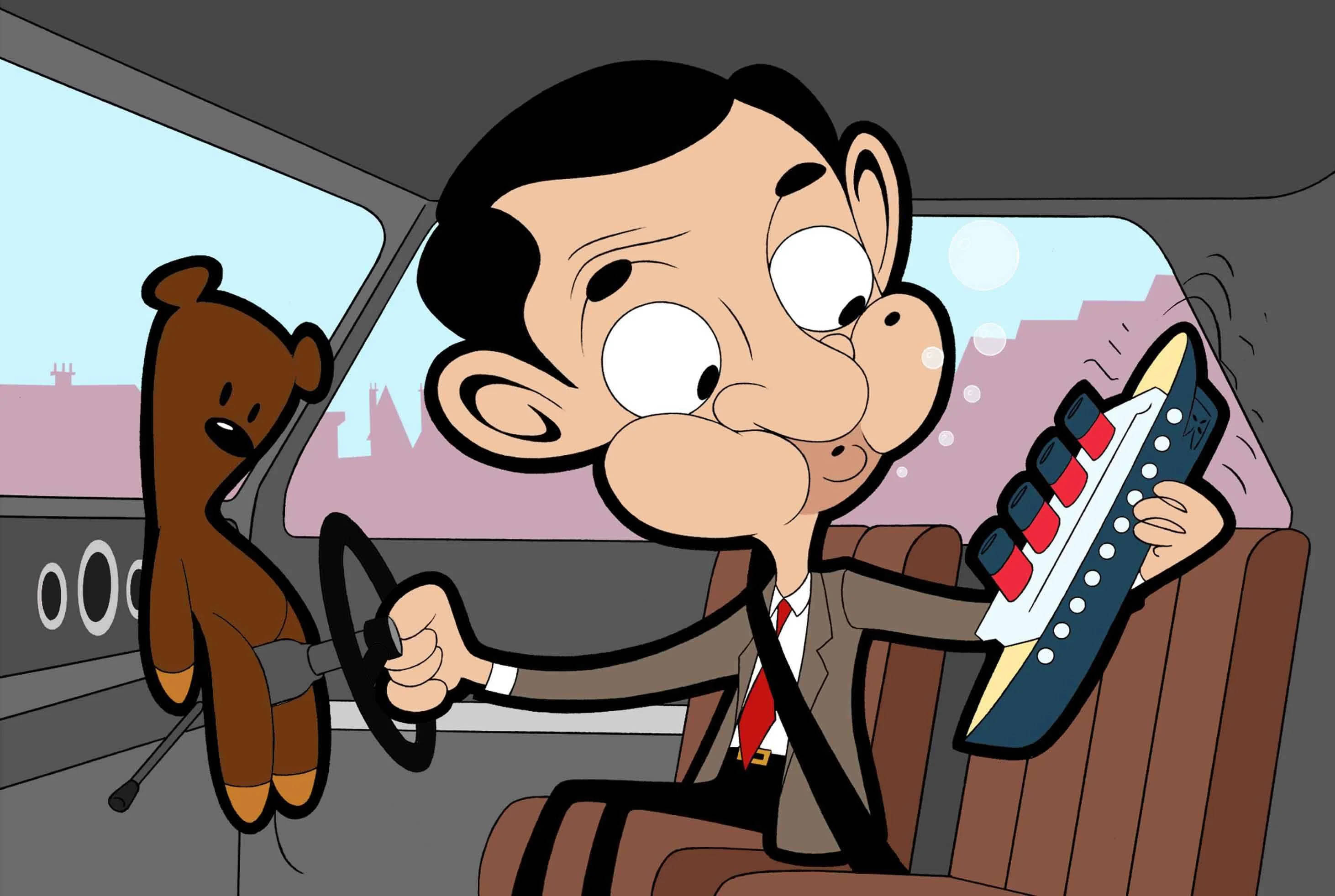 豆豆先生 桌布 壁紙 — Mr Bean 駕駛汽車，手持玩具船，而一隻泰迪熊掛在排檔桿上。