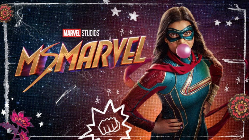 Ms Marvel 桌布 壁紙 — Ms Marvel 在星空宇宙背景下吹出粉紅色泡泡糖泡泡，帶有漫畫風格。