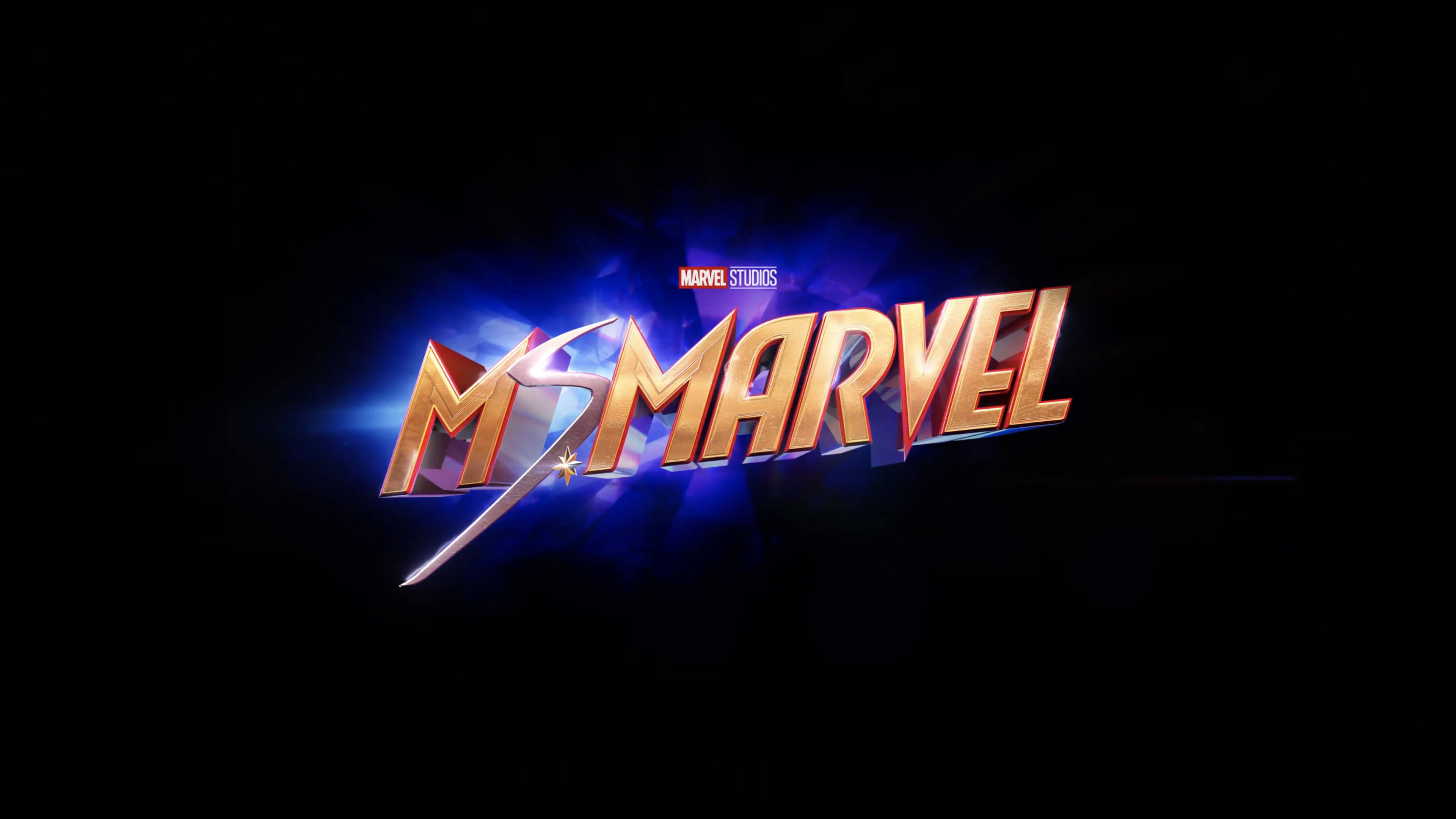 Disney Plus 桌布 壁紙 — Ms Marvel 標誌在深色背景上閃耀著金屬金色和電光藍色，並帶有放射狀光效。