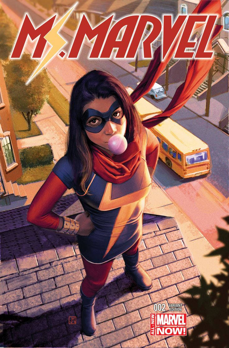 驚奇少女 桌布 壁紙 — Ms Marvel 自信地站在陽光普照的人行道上，吹著泡泡，一輛黃色校車駛過。