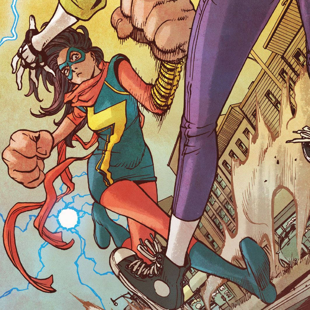 驚奇少女 桌布 壁紙 — Ms. Marvel在空中戰鬥中躲避一隻巨大拳頭粉碎下方建築物的動態漫畫插圖。