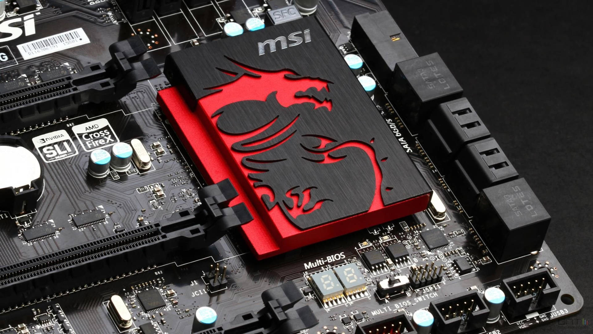 遊戲主機板特寫，帶有龍形散熱器和電路。 — 4K筆電壁紙 壁紙