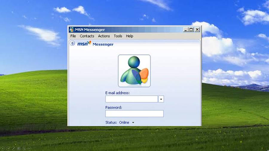 msn 桌布 壁紙 — MSN Messenger 登入視窗覆蓋在經典 Windows XP 綠色山丘桌布上，背景為藍天。