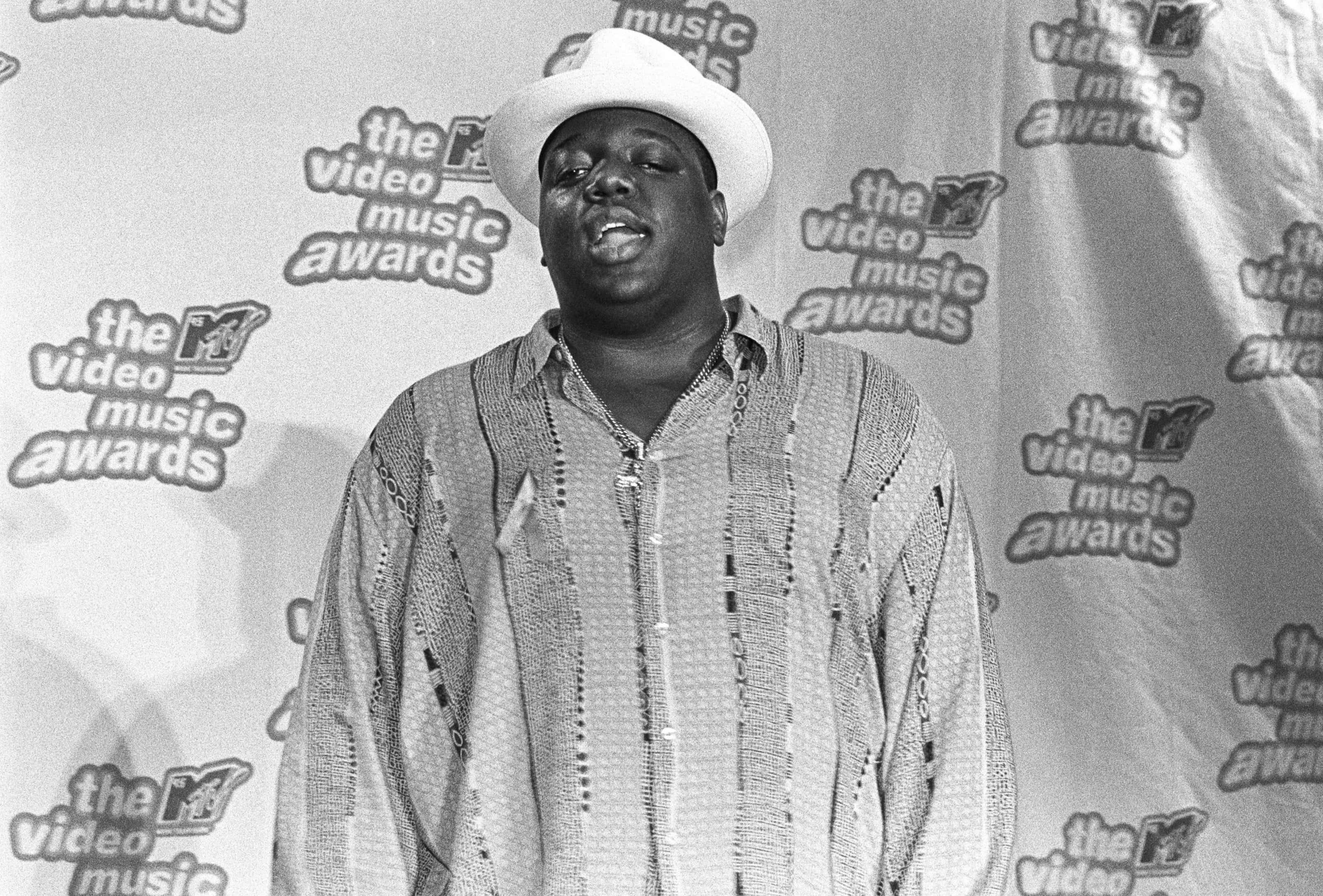 說唱歌手 桌布 壁紙 — MTV Video Music Awards 上一位戴白色帽子和圖案襯衫的男士的黑白肖像。