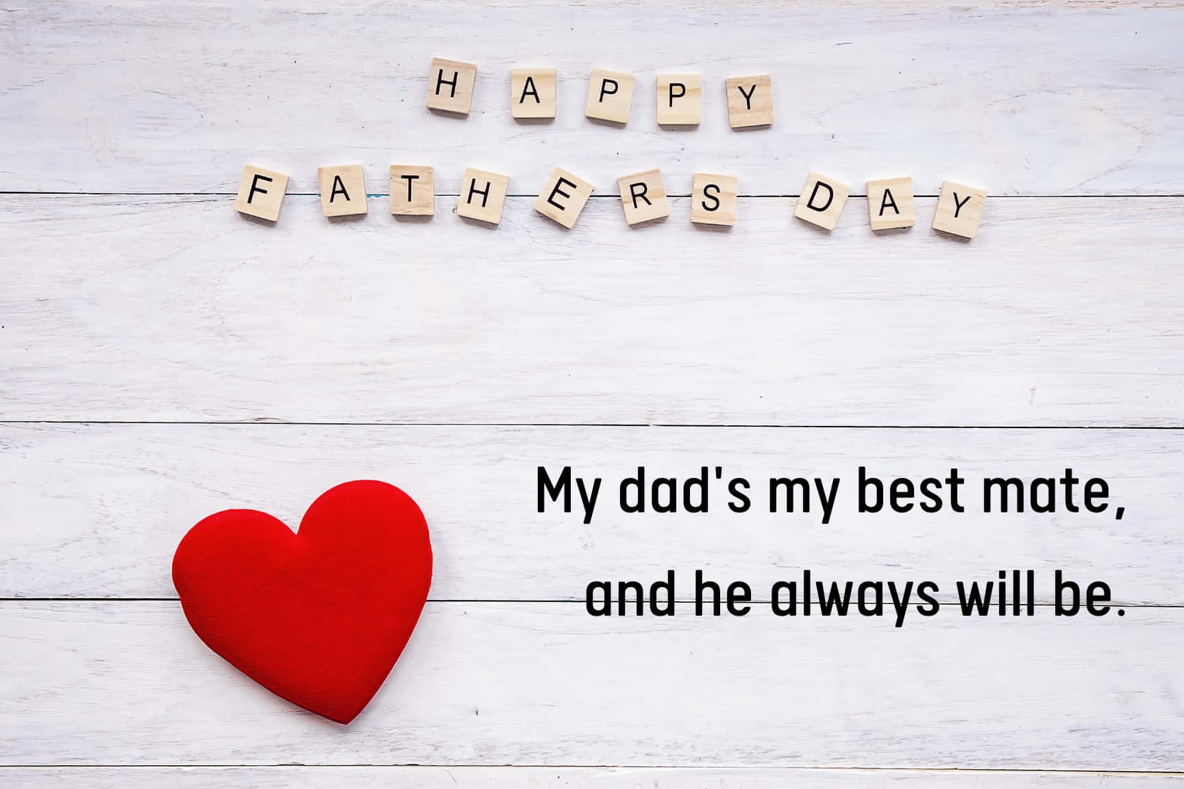  壁紙 — 木製方塊在白色粉刷木頭上拼出「HAPPY FATHERS DAY」，上方有一個紅色心形和真摯的訊息。