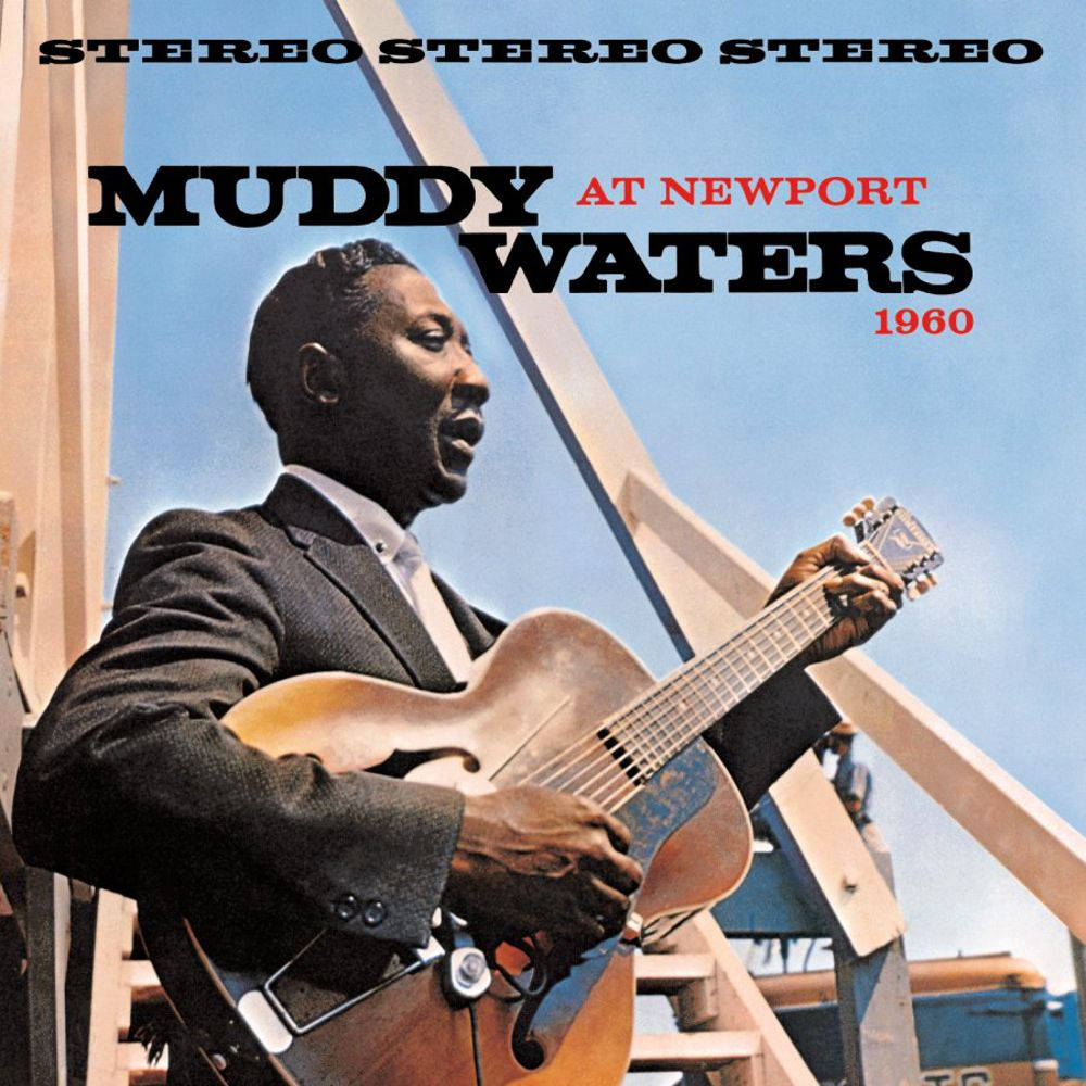 Celebrity 桌布 壁紙 — Muddy Waters 在陽光明媚的戶外舞台上熱情彈奏他的原聲吉他，並有粗體文字疊加。