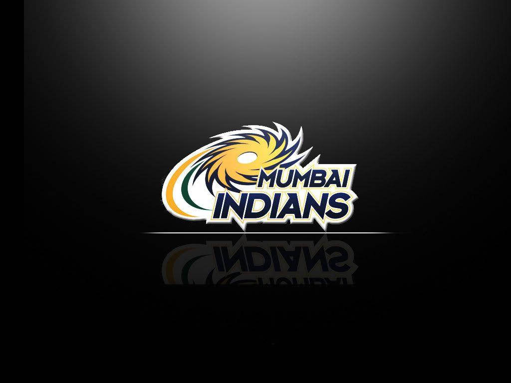 桌布 壁紙 — Mumbai Indians 標誌在深色漸層背景上散發出鮮豔的黃色、綠色和藍色光芒，並帶有微妙的倒影。