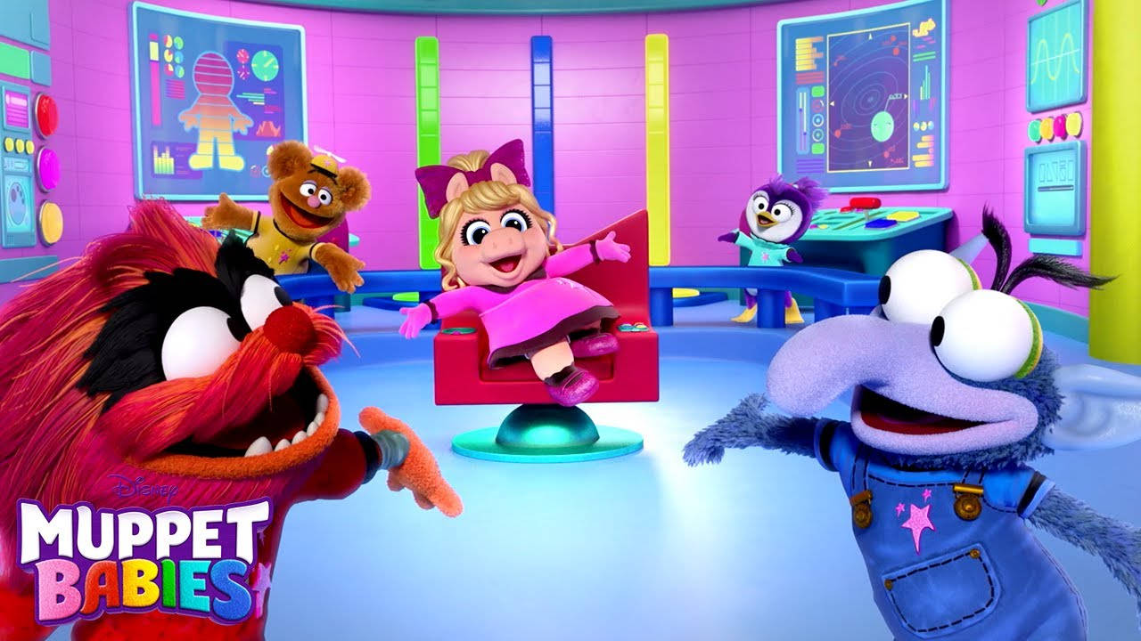 babies 桌布 壁紙 — Muppet Babies 角色在充滿活力的未來實驗室中愉快互動，實驗室內有發光的螢幕和色彩繽紛的家具。