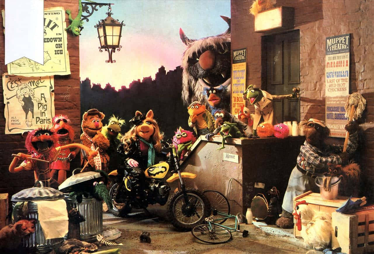  壁紙 — Muppet 角色聚集在雜亂的巴黎街角，有一輛摩托車和一輛腳踏車，背景是暮色天空。