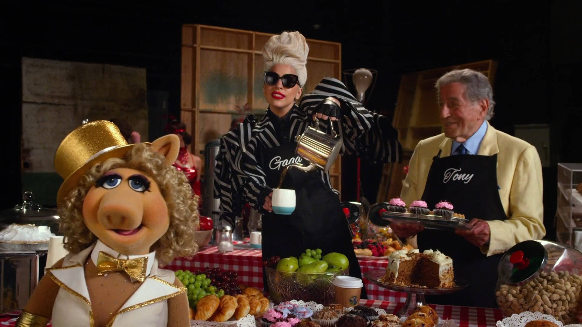 muppets 桌布 壁紙 — Muppet 角色和名人在充滿活力的烘焙場景中，擺滿糕點和甜點。