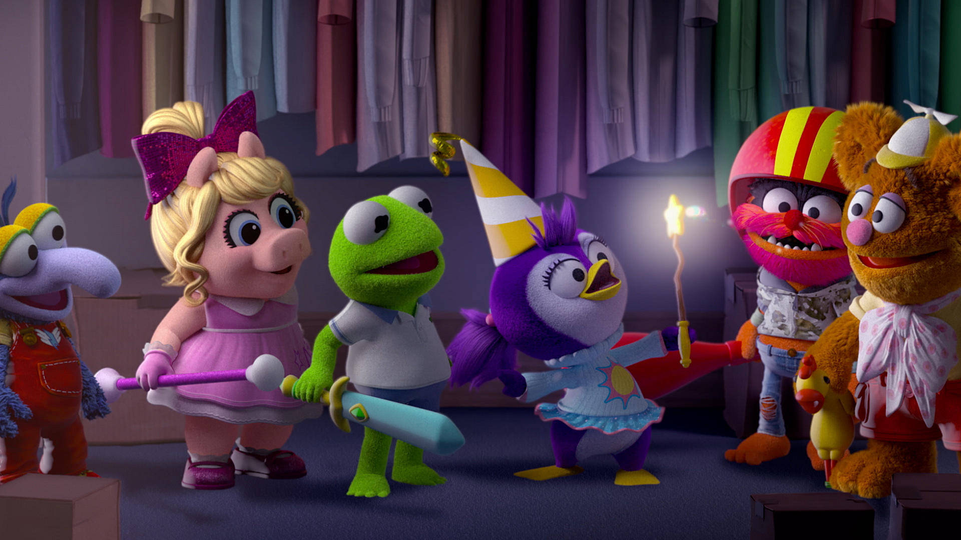 babies 桌布 壁紙 — Muppet 角色戴著派對帽和煙火在色彩繽紛的後台環境中慶祝。