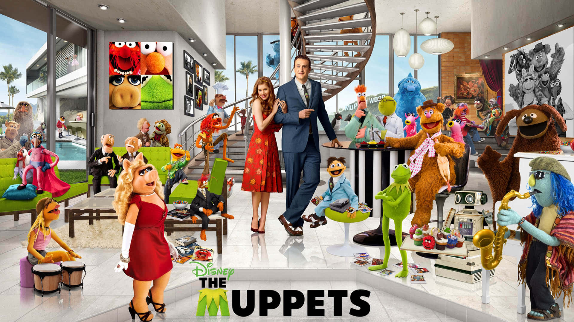 動物 桌布 壁紙 — Muppets 角色和人類在一個現代豪華住宅中混合，設有螺旋樓梯和外面的棕櫚樹。