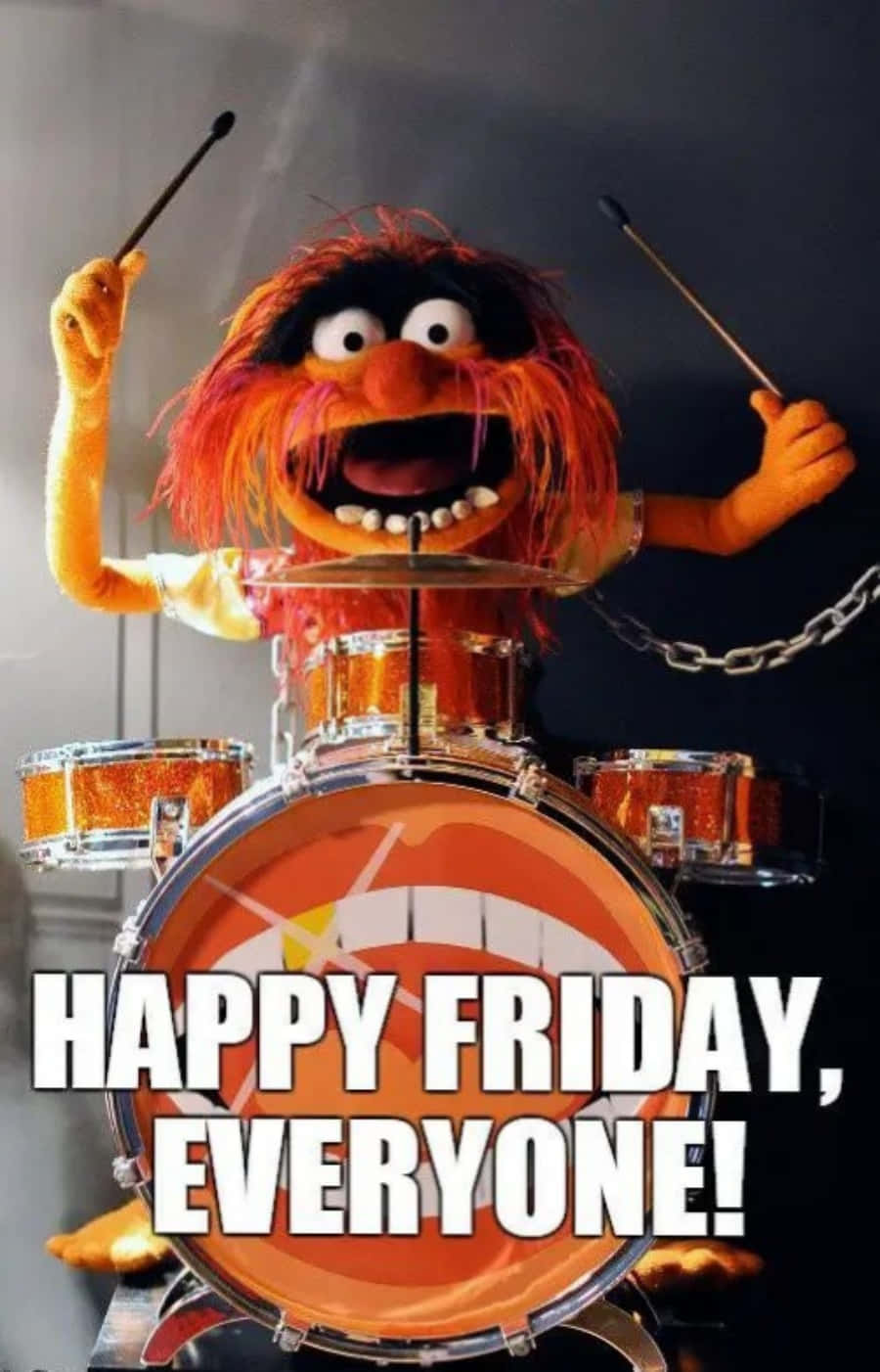 Friday Funny 桌布 壁紙 — Muppet角色Animal充滿活力地打著閃閃發光的鼓組，身後煙霧升騰。