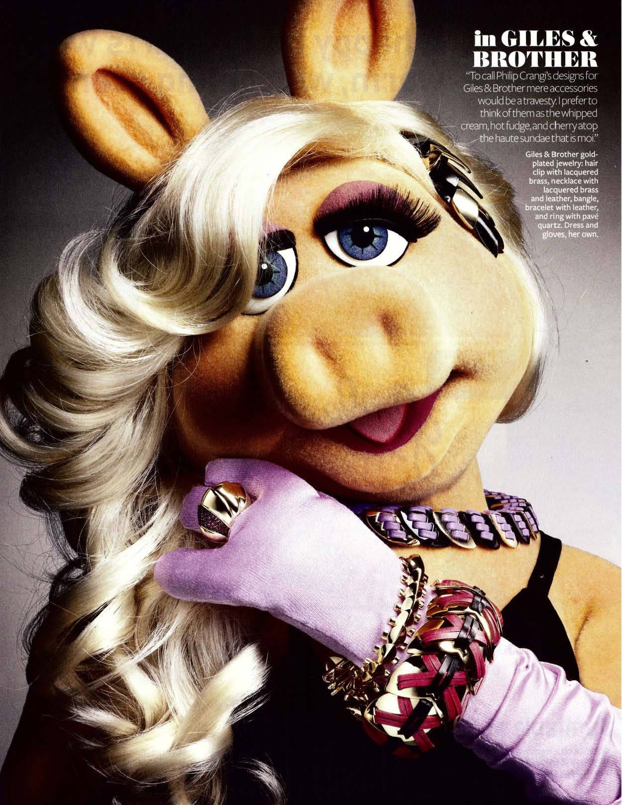 Miss Piggy 桌布 壁紙 — Muppet角色Miss Piggy以金色捲髮和鮮豔妝容，佩戴奢華配飾，華麗擺姿勢。