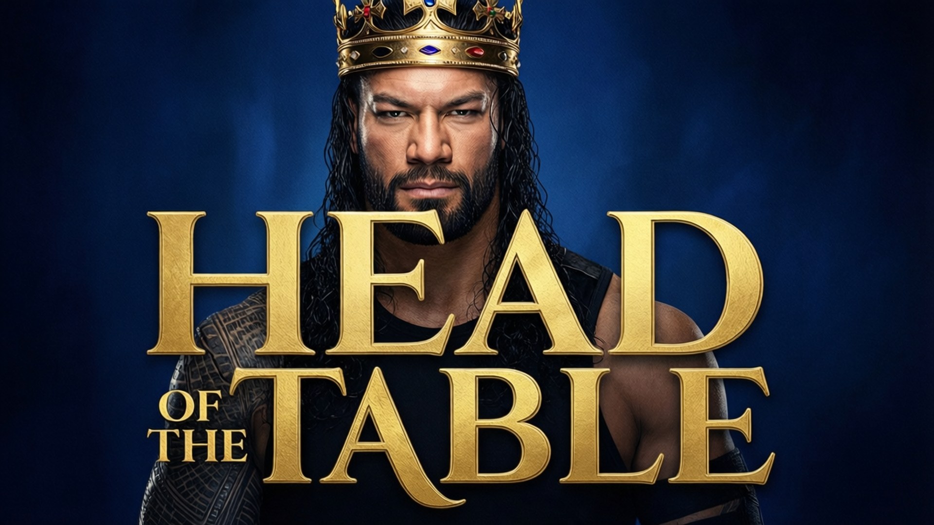 Head of the Table 壁紙 — 一個肌肉發達、長黑髮的男人戴著鑲有寶石的金色皇冠，背景是深藍色，並有粗體金色文字寫著 Head of the Table。