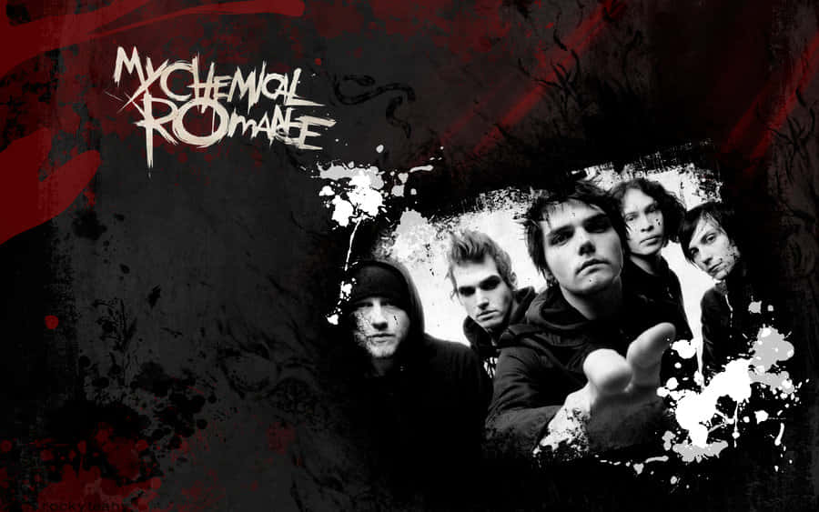 my chemical romance 桌布 壁紙 — My Chemical Romance 樂團成員在粗糙的黑色和紅色潑濺背景上，帶著他們的標誌，凝視著強烈的目光。