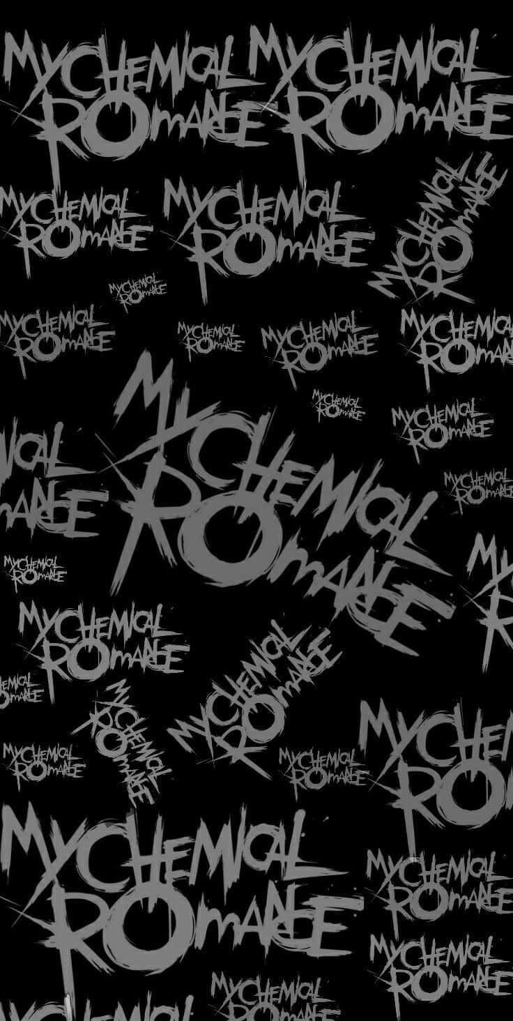  壁紙 — 黑色背景上佈滿混亂的塗鴉風格灰色文字，重複「MY CHEMICAL ROMANCE」，大小和方向各異。