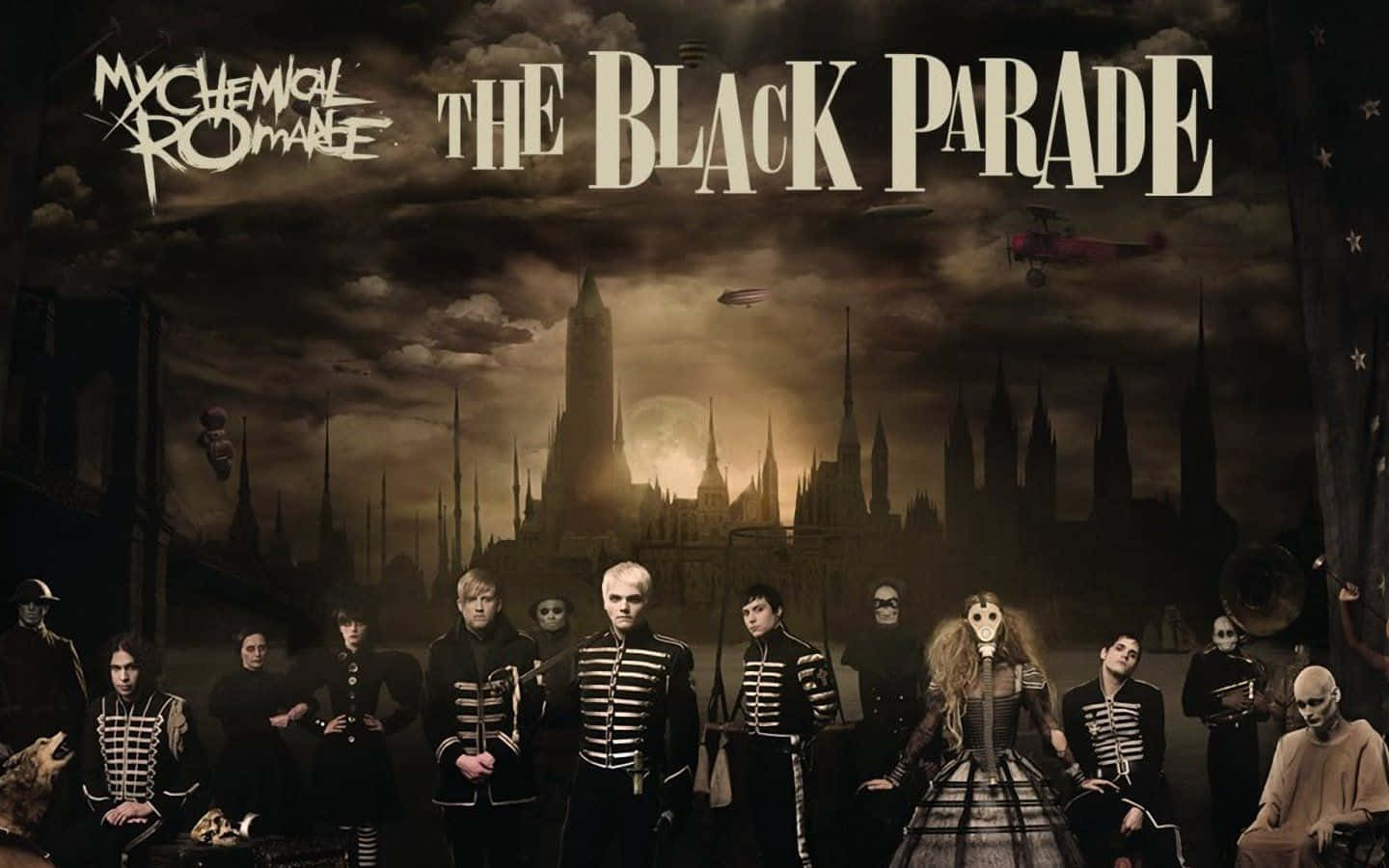  壁紙 — My Chemical Romance 在暴風雨天空下的哥德式城市景觀中，為《The Black Parade》專輯封面站著。