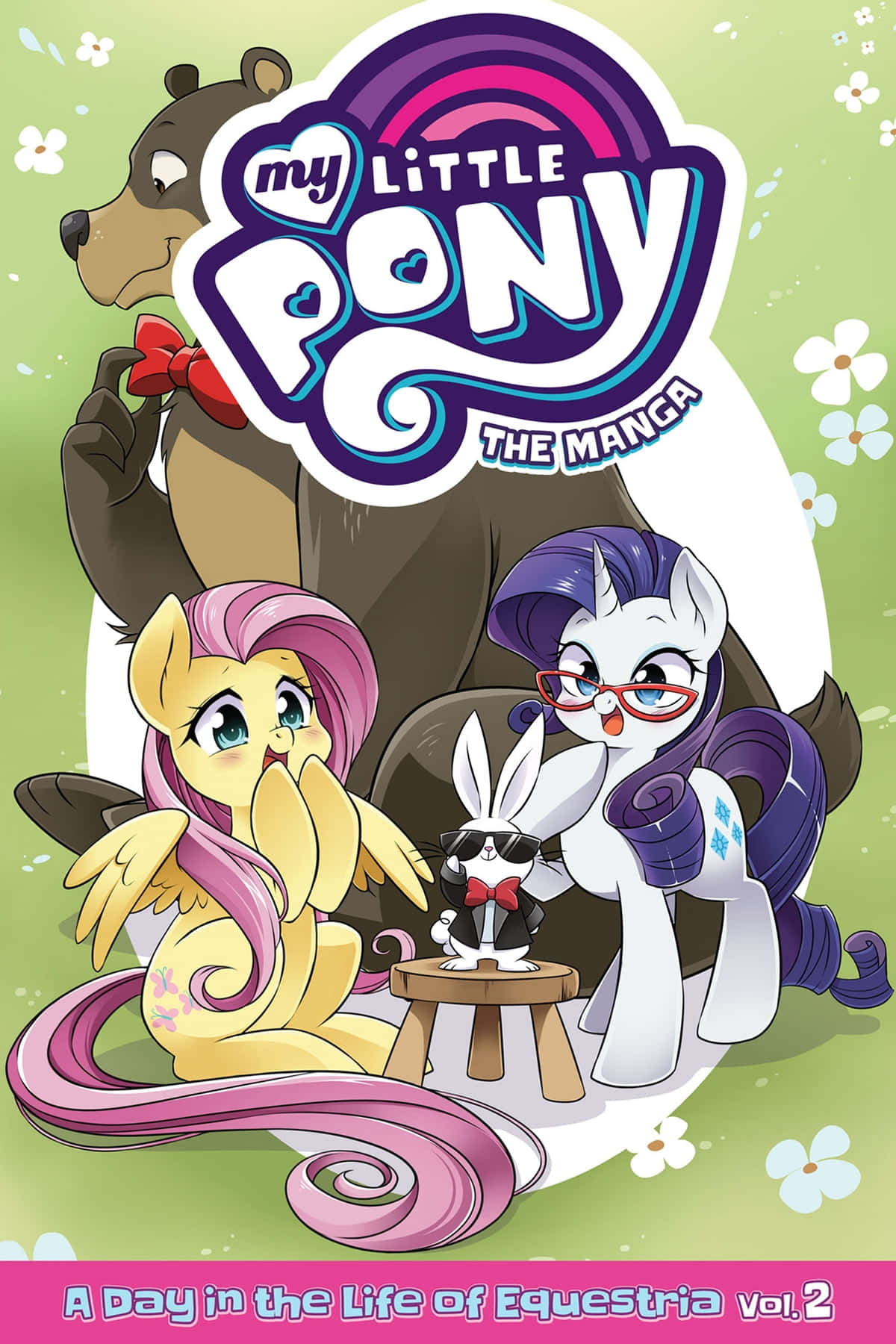 彩虹小馬 桌布 壁紙 — My Little Pony 漫畫封面， featuring Fluttershy、Rarity、一隻熊和一隻兔子在明亮的花卉環境中。
