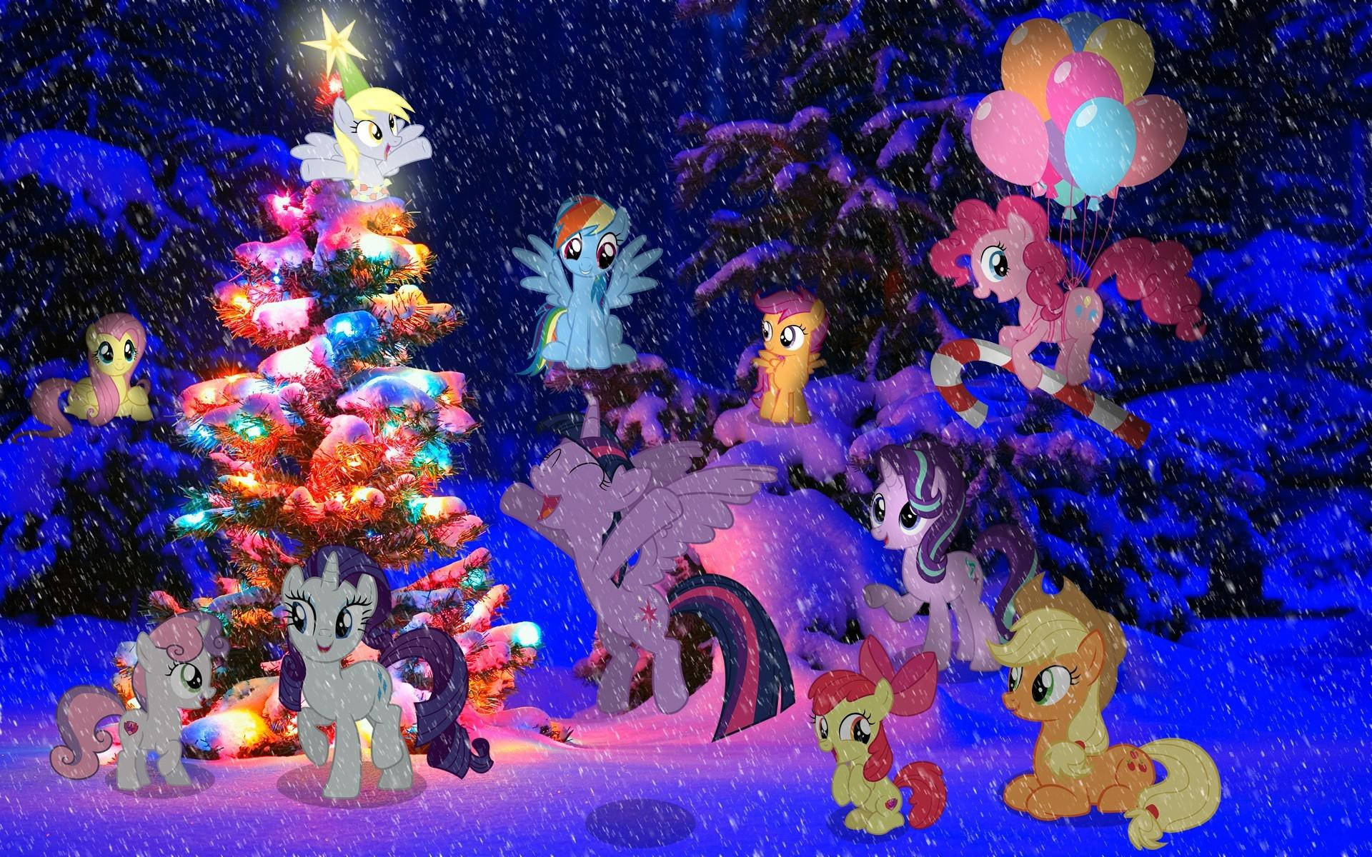 christmas laptop 桌布 壁紙 — My Little Pony 角色聚集在一個明亮的聖誕樹周圍，在飄雪的魔法冬日夜晚場景中。