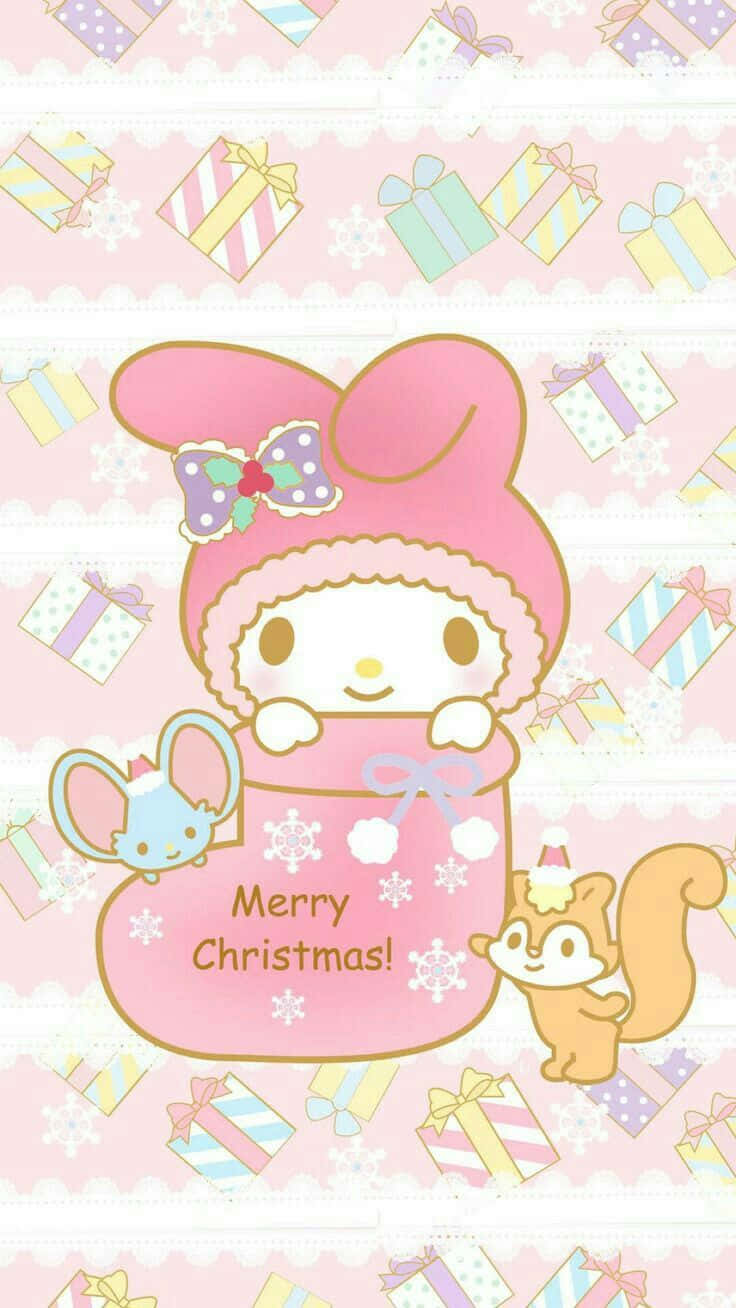  壁紙 — My Melody 戴著粉紅色冬季帽子，拿著一個寫有「Merry Christmas」的禮物袋，背景裝飾著雪花和禮物。