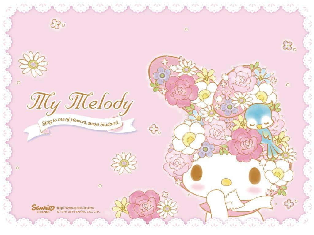 桌布 壁紙 — My Melody，一隻可愛的白兔，戴著花冠，上面棲息著一隻藍色小鳥，背景是柔和的粉紅色，帶有蕾絲邊框和散落的花朵。