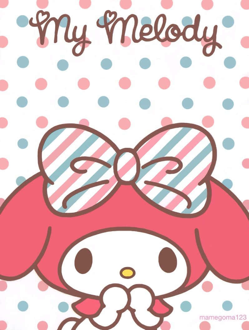 Cute My Melody 桌布 壁紙 — My Melody 卡通角色，戴著一個大條紋蝴蝶結，背景是粉紅色和藍色的波點圖案。