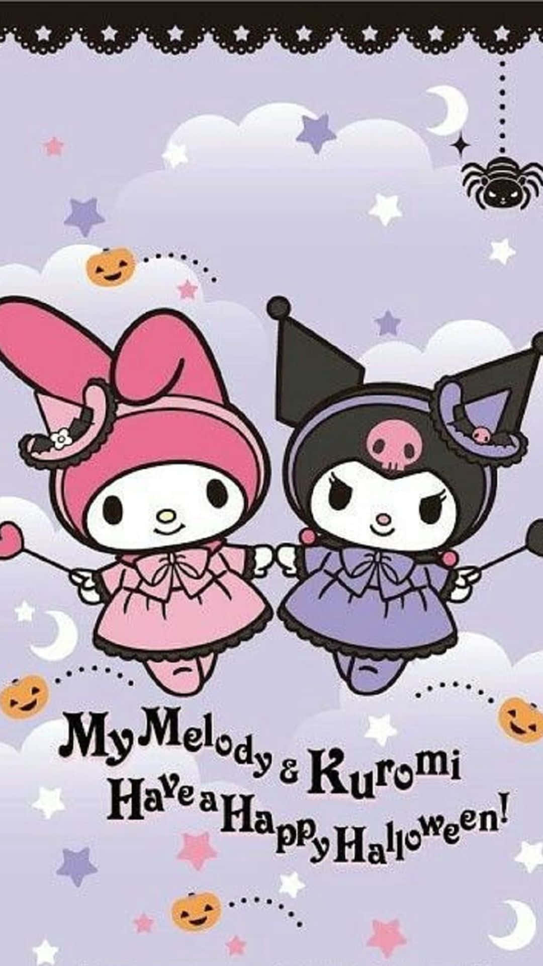 Kuromi And My Melody 桌布 壁紙 — My Melody 和 Kuromi 穿著萬聖節服裝在紫色天空下漂浮在星星和南瓜之間。