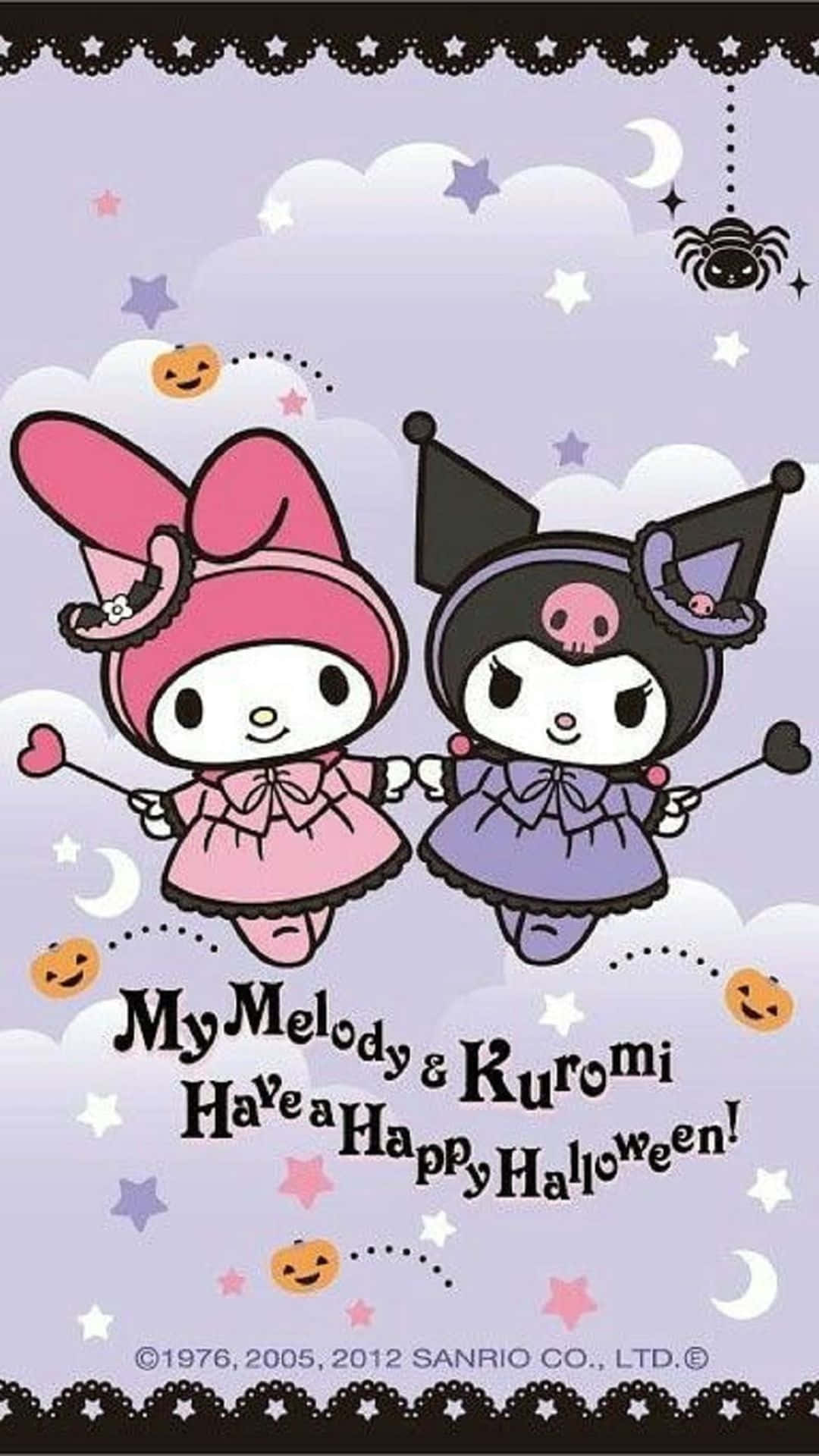 Kuromi Halloween 桌布 壁紙 — My Melody 和 Kuromi 穿著萬聖節服裝，在星星和南瓜之間漂浮，新月高掛。