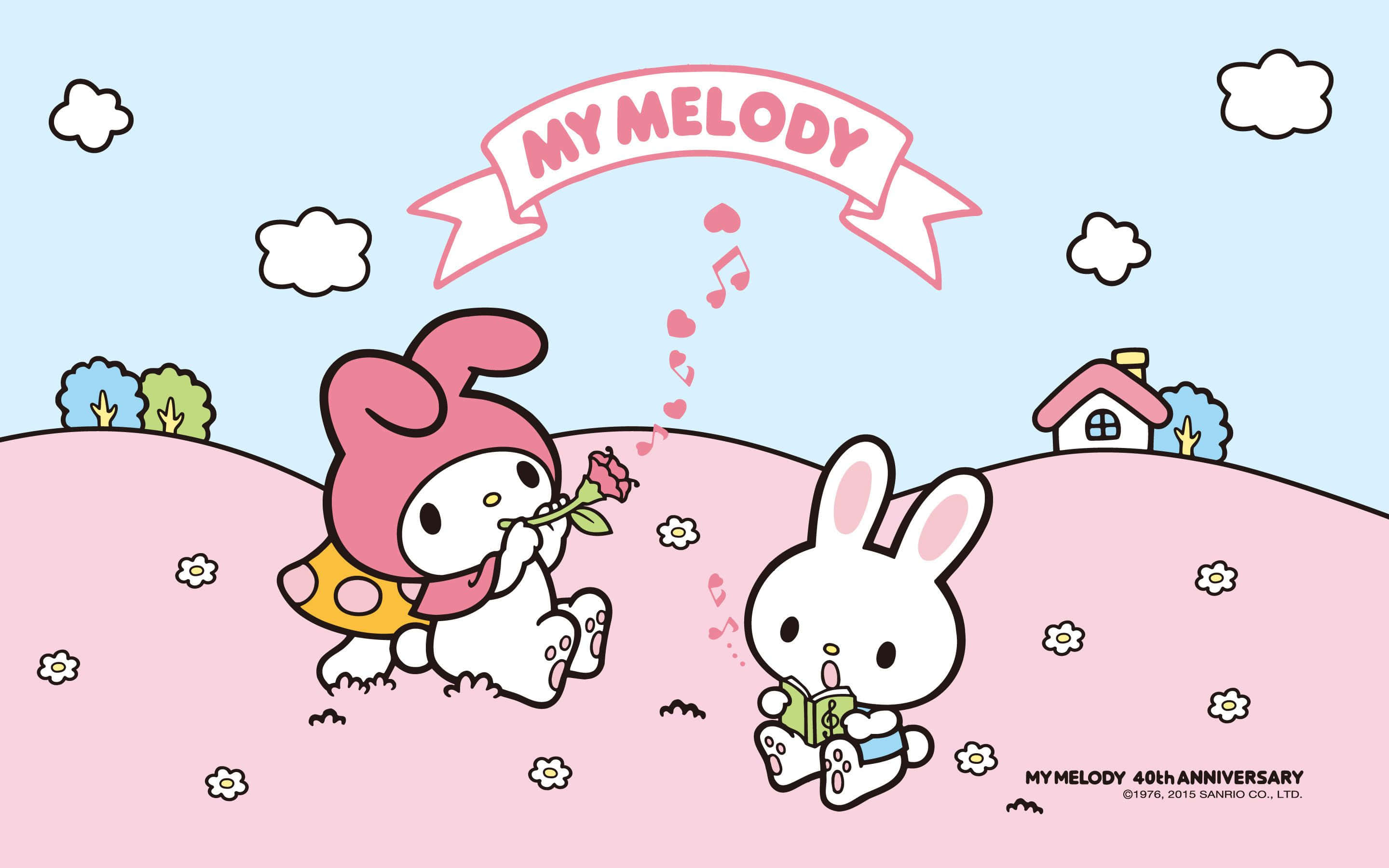 桌布 壁紙 — My Melody 和一隻白兔坐在粉紅色的山丘上，天空淺藍，有雲和一個慶祝她40週年的橫幅。