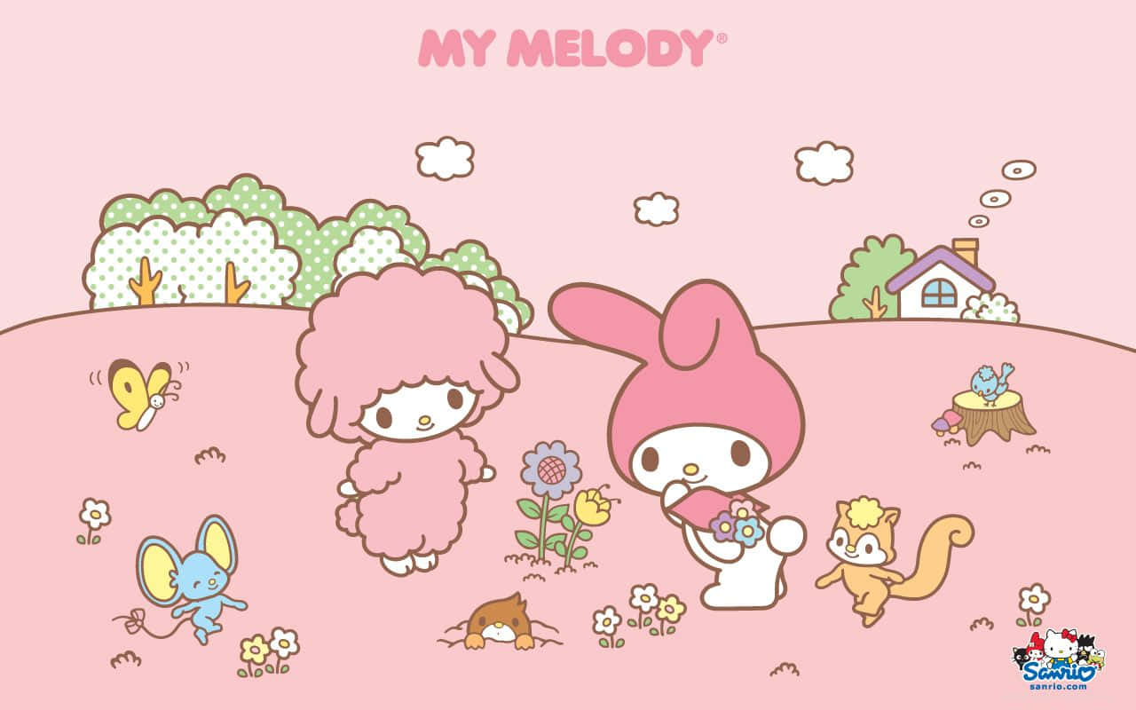 桌布 壁紙 — My Melody 和朋友們在一個有花朵、蝴蝶和遠處小房子的粉彩粉紅色草地上享受晴朗的一天。