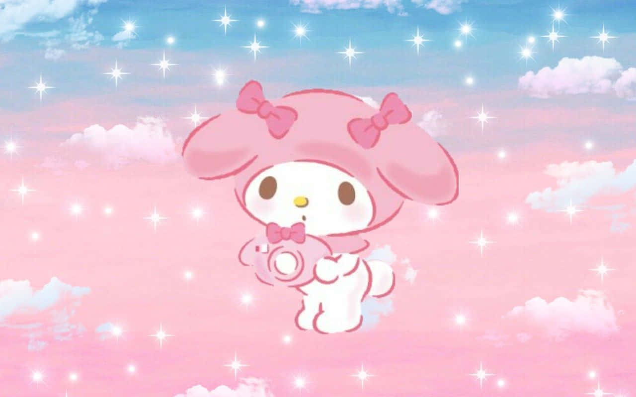 桌布 壁紙 — My Melody 在一個充滿閃爍星星和柔軟雲朵的夢幻粉紅天空中平靜地漂浮。