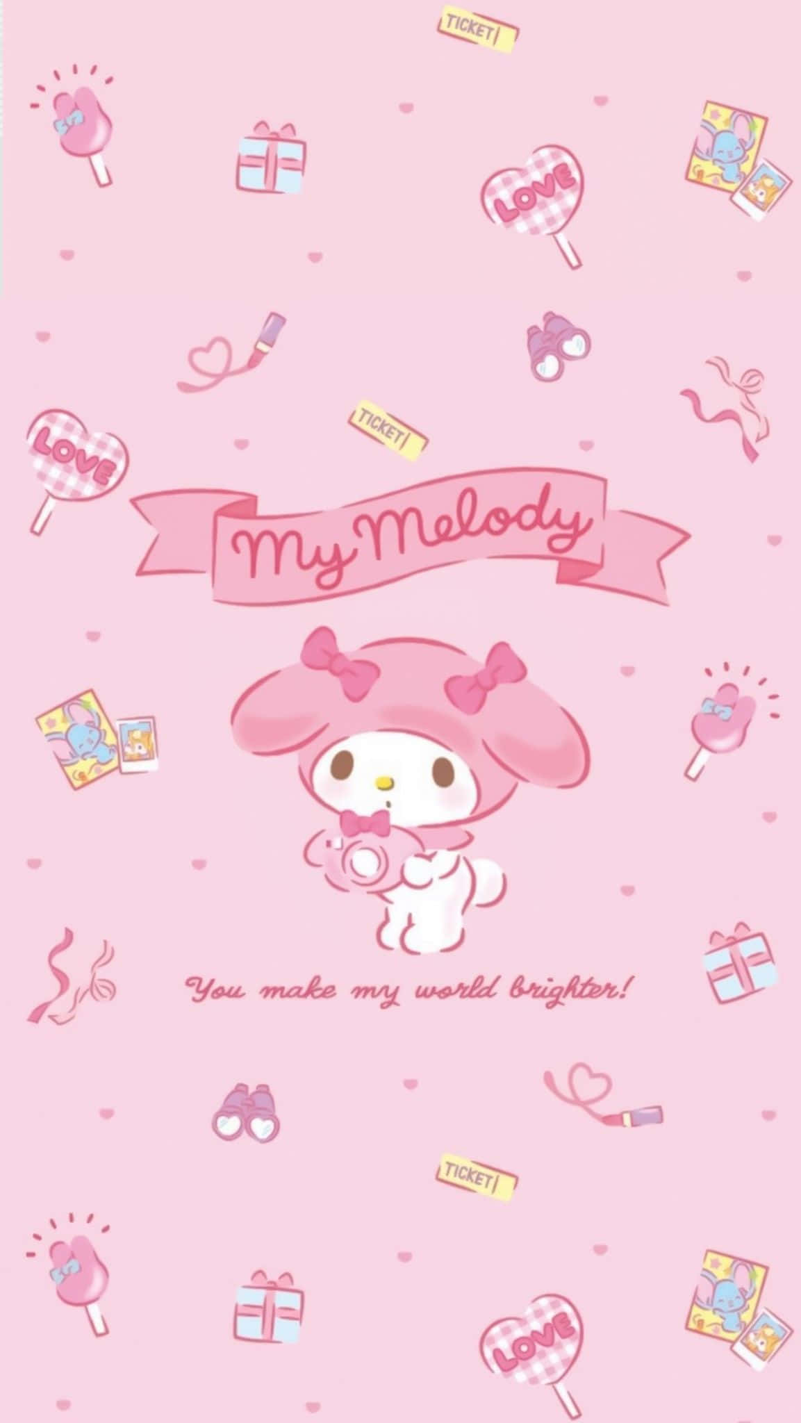 我的旋律 桌布 壁紙 — My Melody 在粉紅色背景上拿著粉紅色相機，周圍有漂浮的禮物、心形和門票。