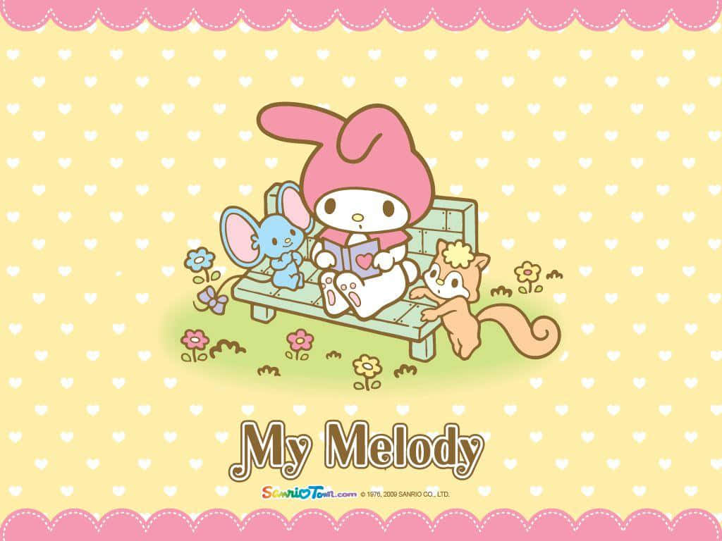 桌布 壁紙 — My Melody 在長凳上與朋友一起看書，周圍有花，背景是黃色愛心圖案。