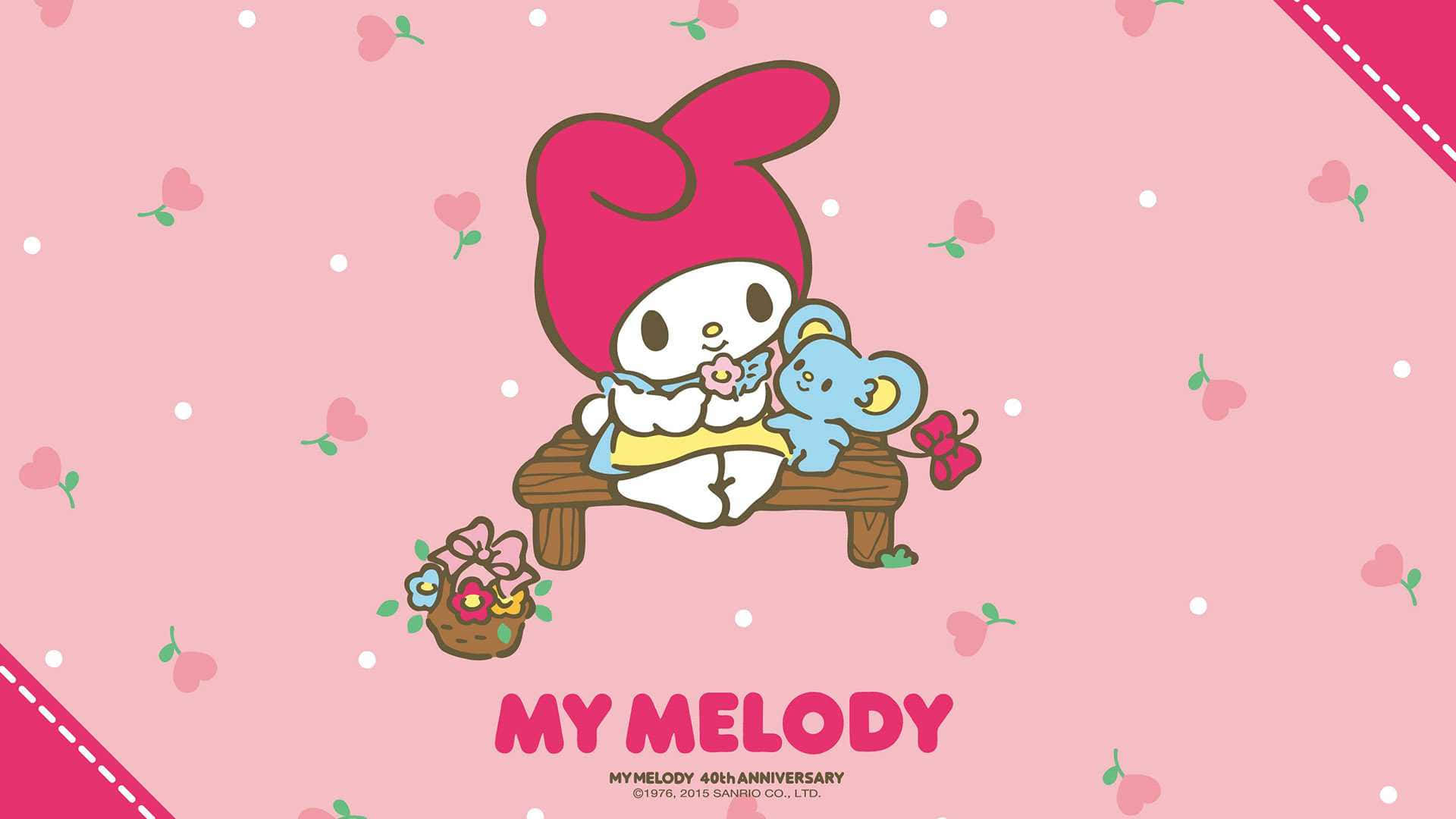 桌布 壁紙 — My Melody 坐在木長椅上，手持一朵花，旁邊放著一隻藍色大象絨毛玩具，背景為粉紅色，散佈著愛心和圓點。