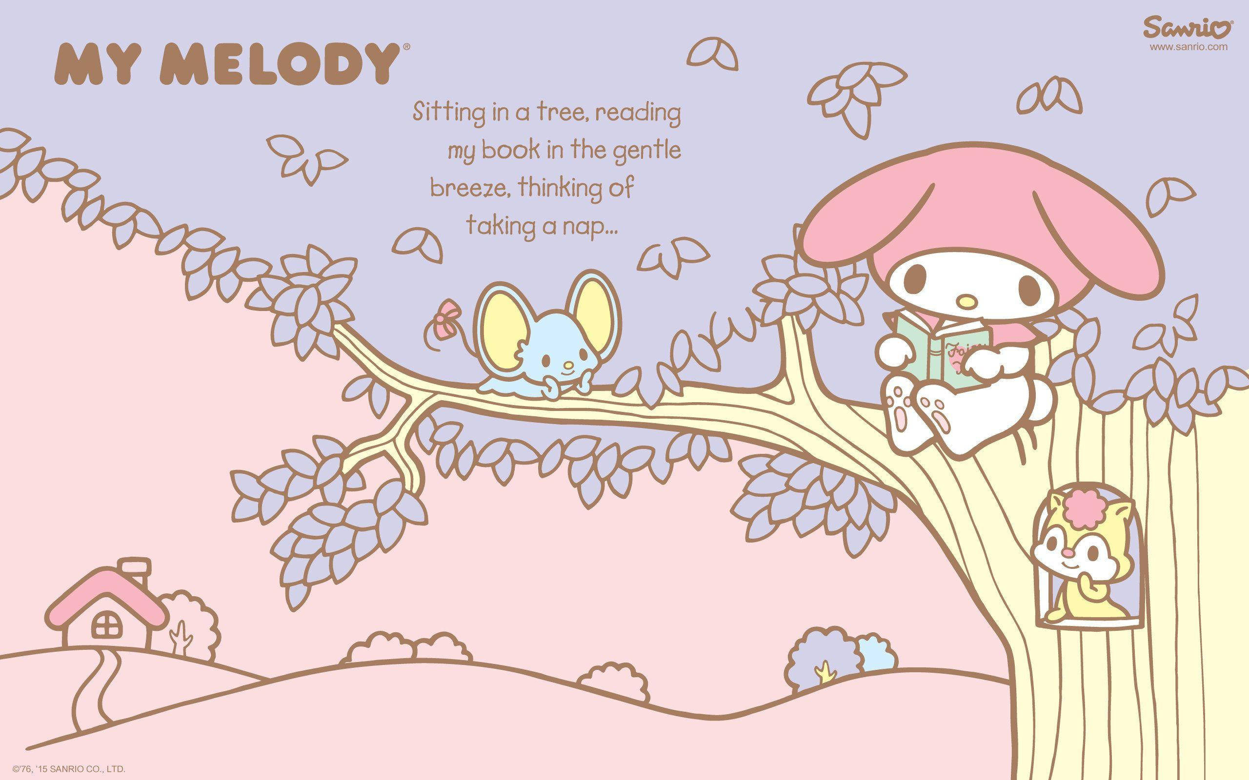 my 桌布 壁紙 — My Melody 坐在樹上讀書，樹葉在柔和的粉彩風景中飄過，下方有一座小房子。
