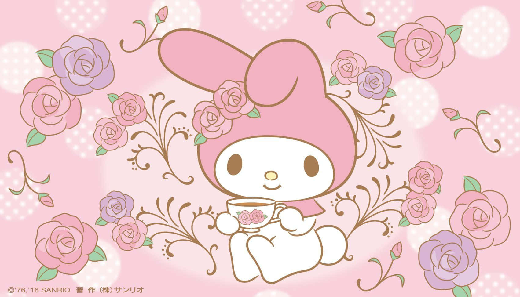 sanrio 桌布 壁紙 — My Melody 平靜地坐著，手持一個花卉茶杯，被粉紅色和紫色的玫瑰環繞，背景是柔和的粉紅色。