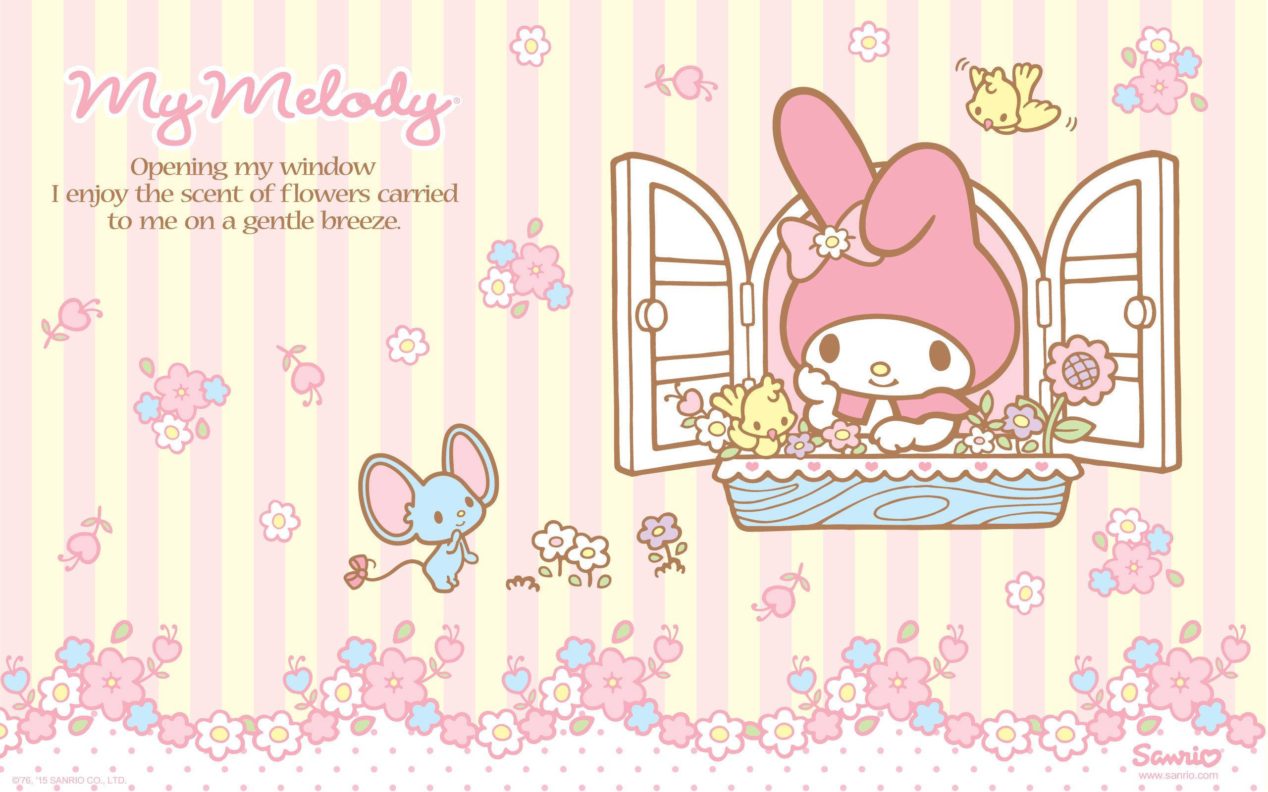 我的旋律 桌布 壁紙 — My Melody 從一個充滿鮮花的窗戶探出頭來，一隻藍色老鼠和一隻黃色小鳥在粉彩條紋壁紙周圍飛舞。