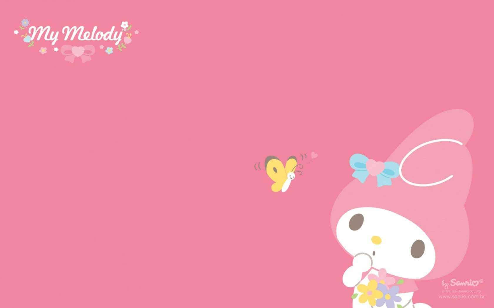 sanrio 桌布 壁紙 — My Melody 粉紅色兔子戴著藍色蝴蝶結，凝視著一隻黃色蝴蝶，背景為純粉紅色。
