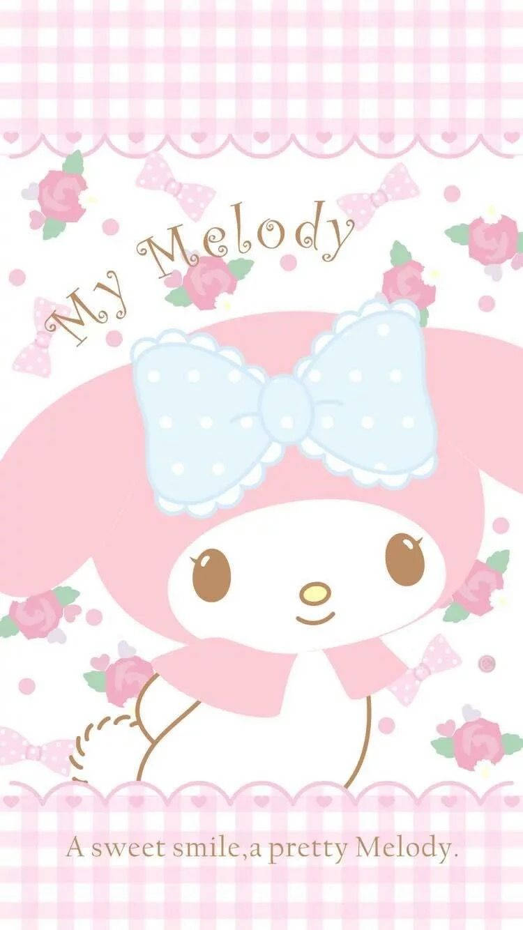 sanrio 桌布 壁紙 — My Melody 粉紅色兔子戴著藍色蝴蝶結，在花卉圖案和格紋邊框中甜美微笑。