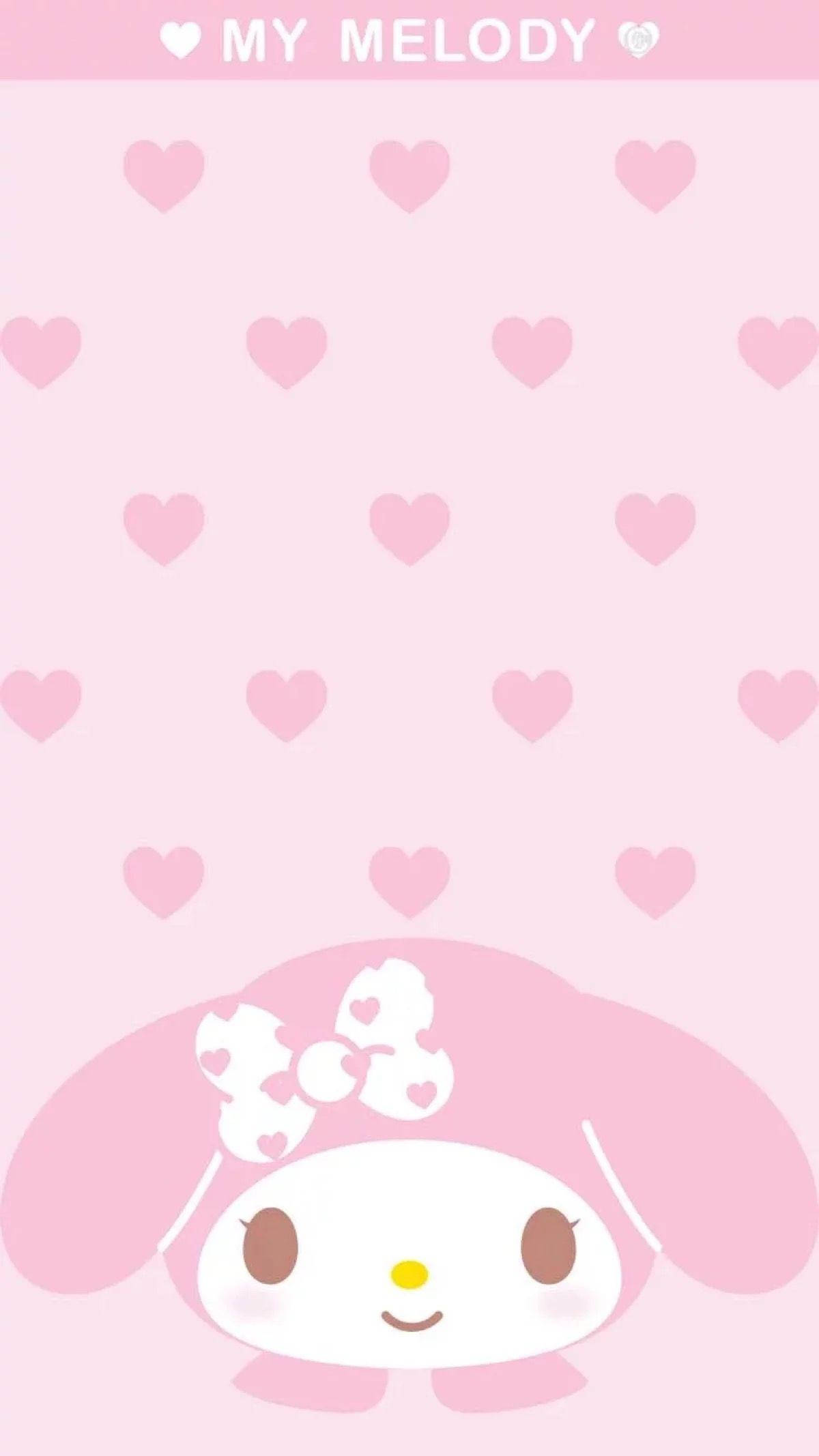 my 桌布 壁紙 — My Melody 粉紅色兔子戴著心形蝴蝶結，在柔和粉紅色心形圖案背景前向觀眾微笑。