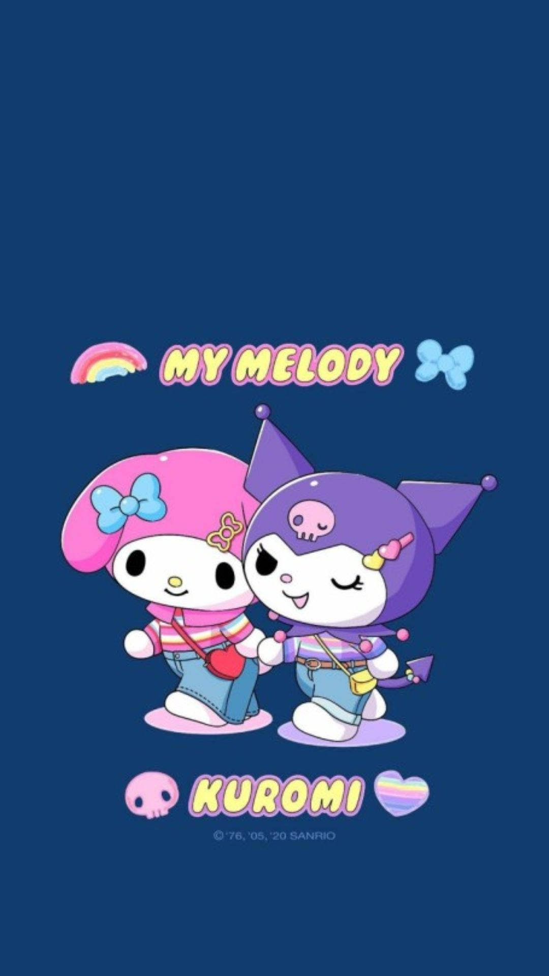 My Melody 與 Kuromi 在藍色背景上手牽手，並帶有彩虹和蝴蝶結圖案。 — 三麗鷗角色 GIF 壁紙