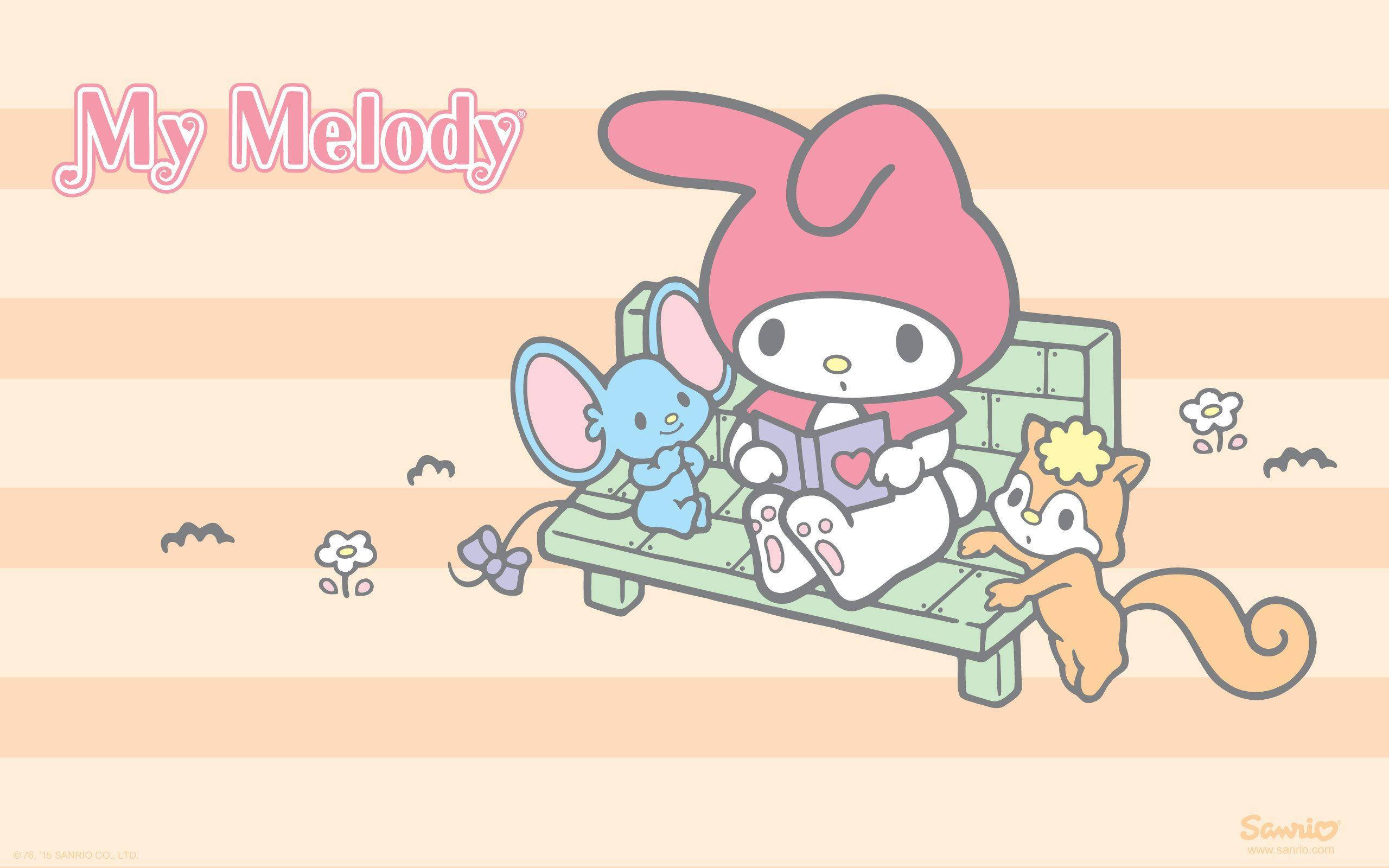 my 桌布 壁紙 — My Melody 與朋友在長椅上閱讀書籍，背景為粉彩條紋。