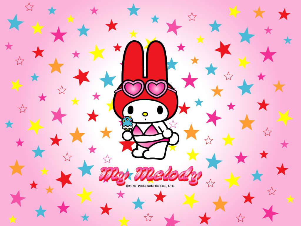 桌布 壁紙 — My Melody 身穿粉紅色比基尼和心形太陽眼鏡，在充滿彩色星星的鮮豔粉紅色背景前拿著冰淇淋。