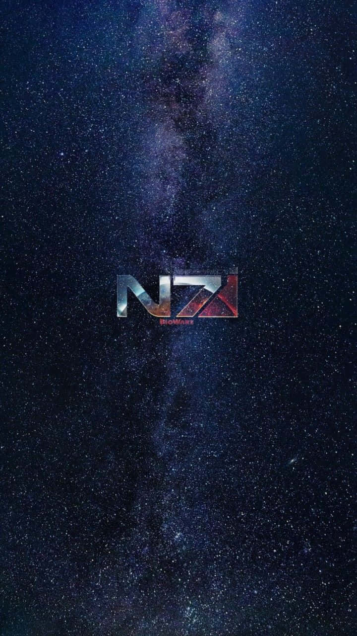 Mass Effect Trilogy 桌布 壁紙 — N7 標誌在繁星點點的銀河背景下發光，帶有深藍色和紫色的宇宙塵埃和星雲。