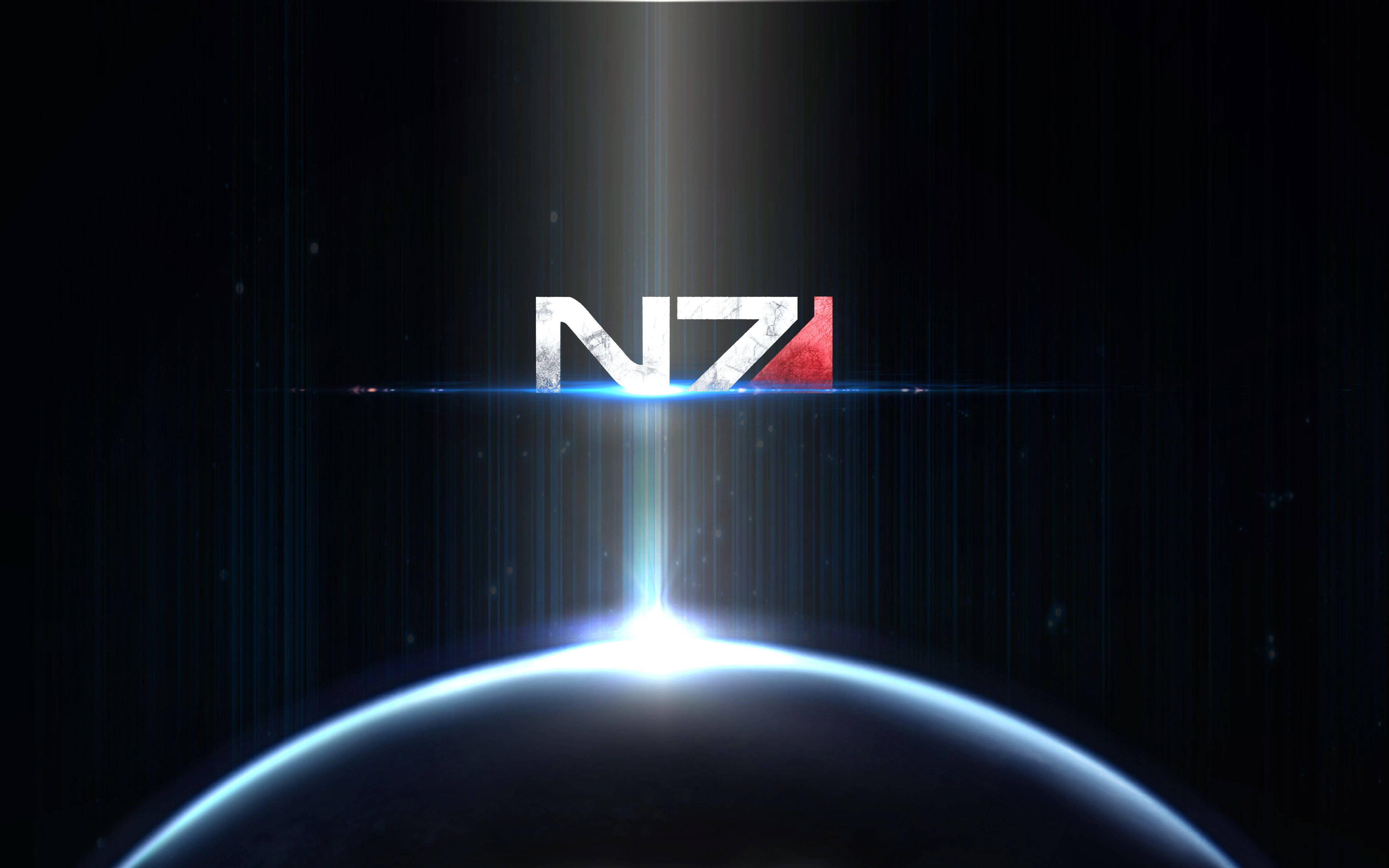 遊戲 桌布 壁紙 — N7 標誌在黑暗的太空背景下發出藍光，背景中有一個行星的彎曲地平線和燦爛的太陽光芒。