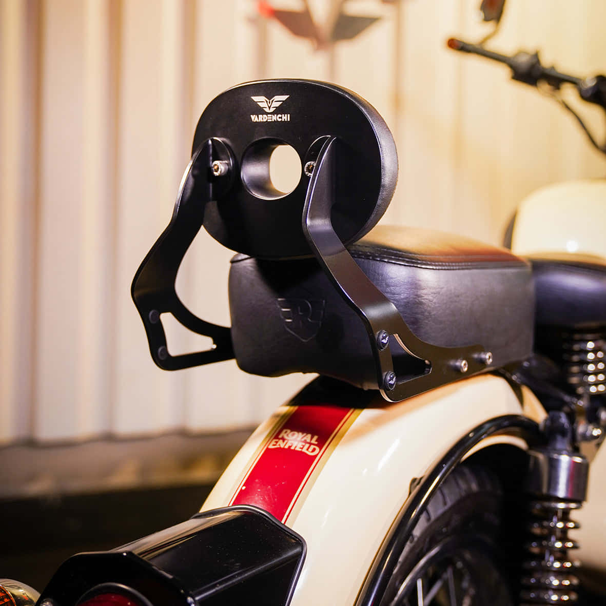 Vardenchi 桌布 壁紙 — 奶油色 Royal Enfield 機車的特寫，座椅上安裝了黑色 Vardenchi 乘客靠背。